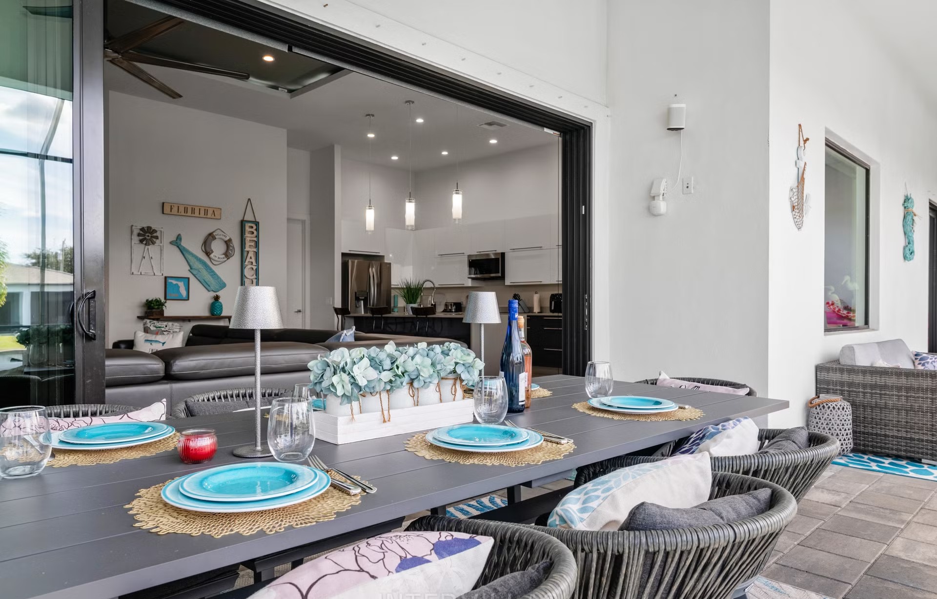 Überdachte Lanai mit Salzwasserpool, Blick auf den Kanal und Outdoorküche.