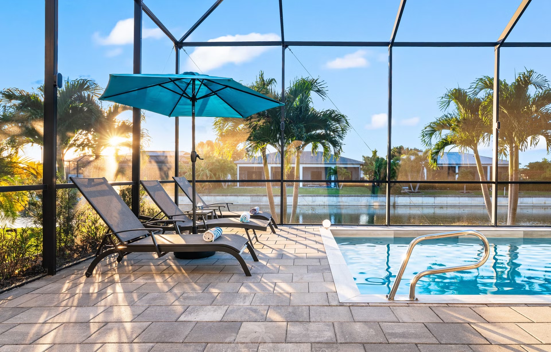 Salzwasserpool auf der Lanai mit Blick auf den Kanal und Outdoorküche.