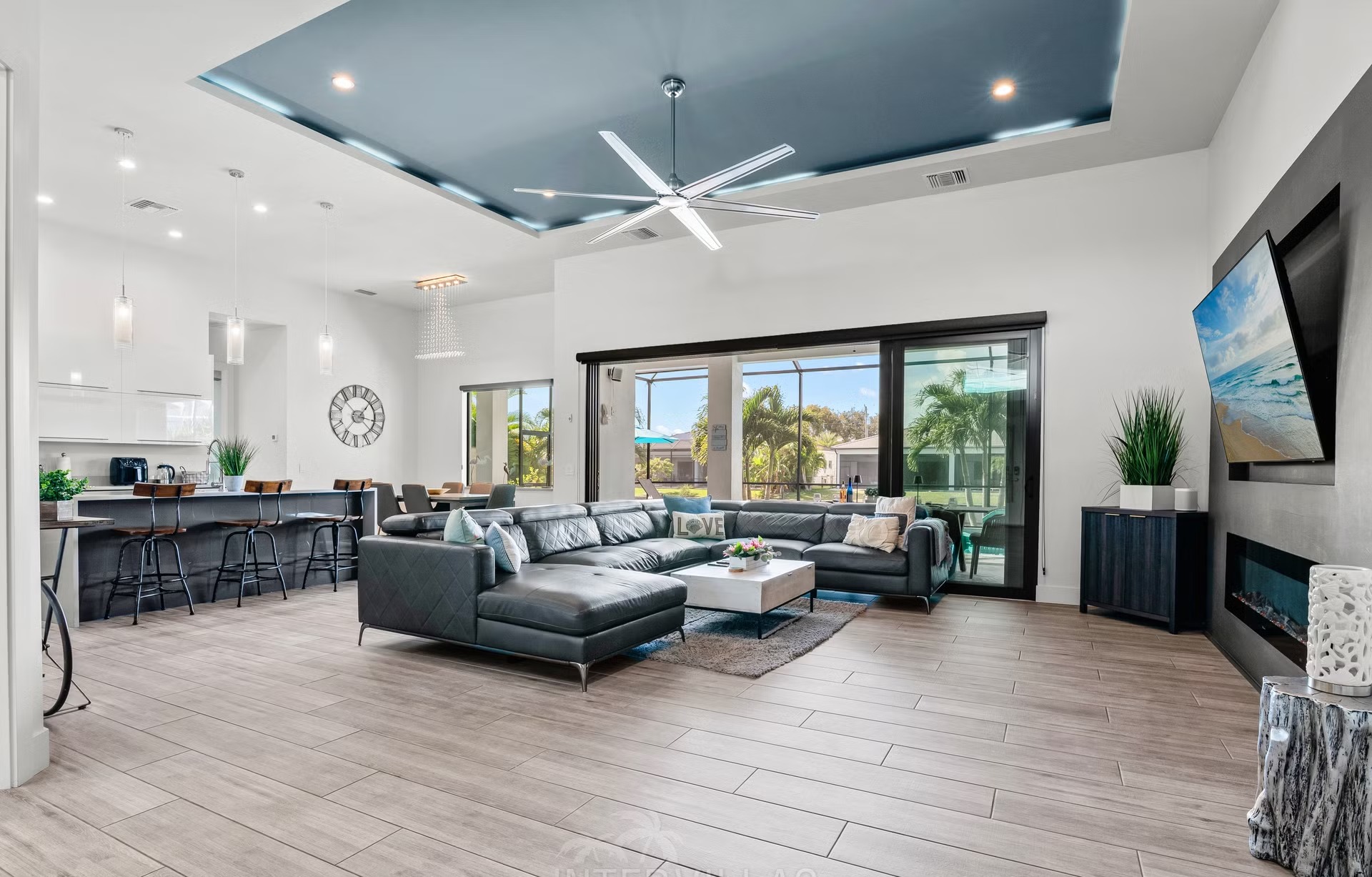 Salzwasserpool mit Liegen auf der Lanai, Blick auf den Kanal und Outdoorküche.