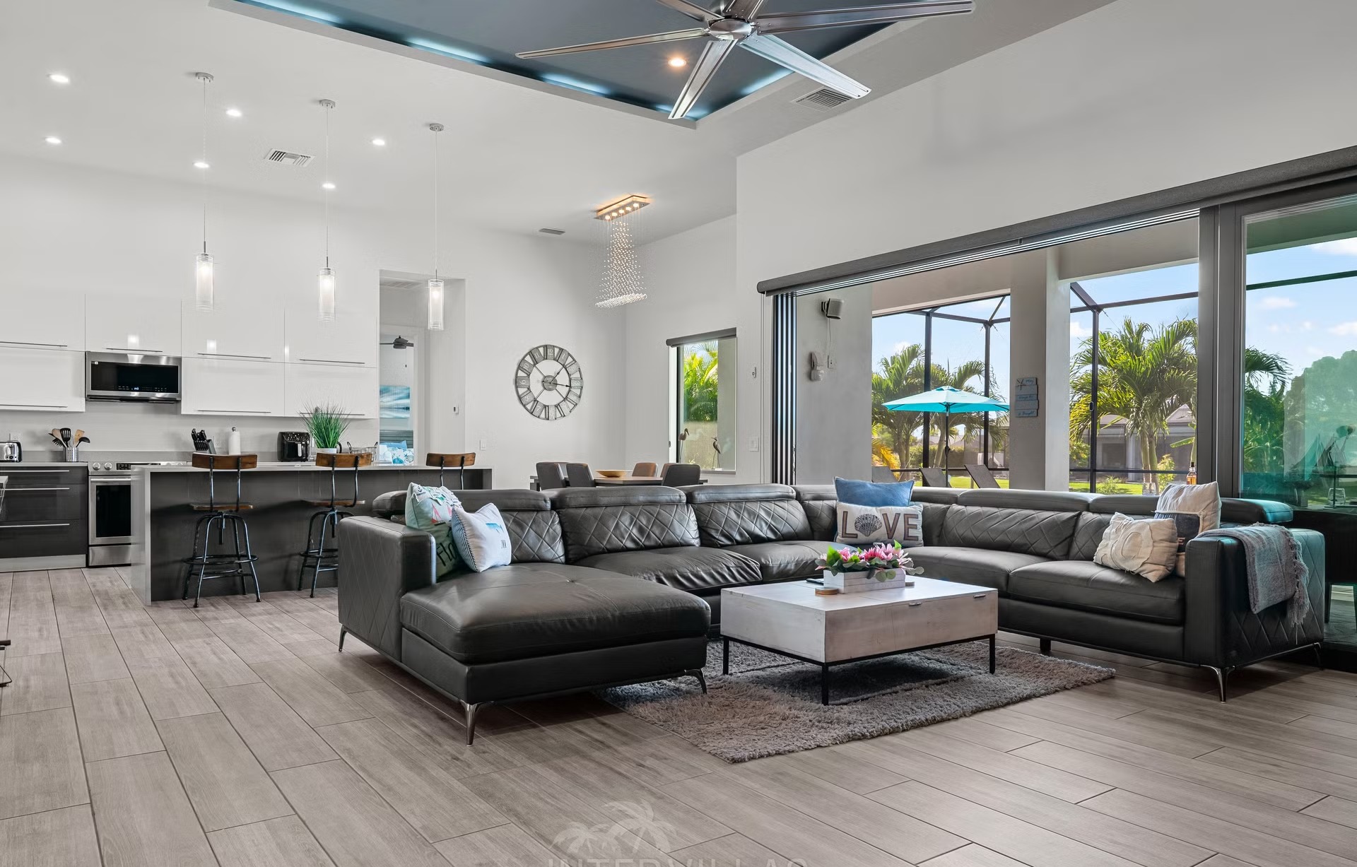 Poolbereich mit Salzwasserpool, Outdoorküche und Blick auf den Kanal.