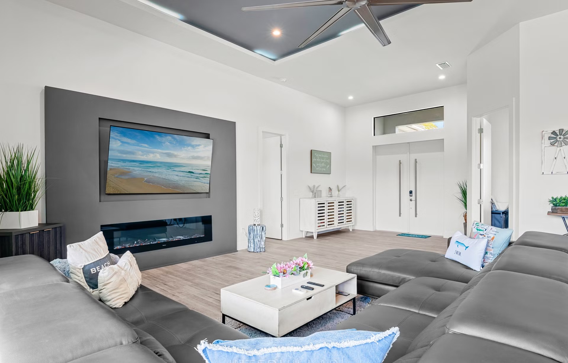 Salzwasserpool mit Blick auf den Kanal und Outdoorküche auf der Lanai.