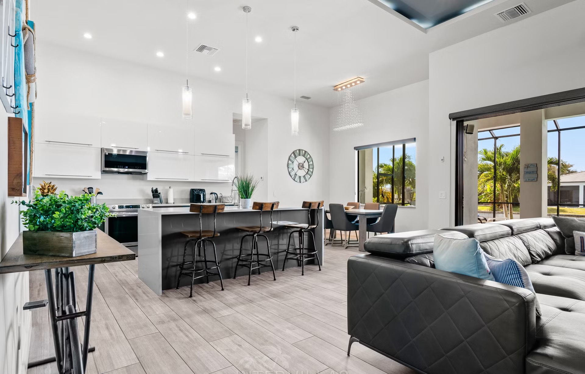 Outdoorküche auf der Lanai mit Blick auf Pool und Kanal.