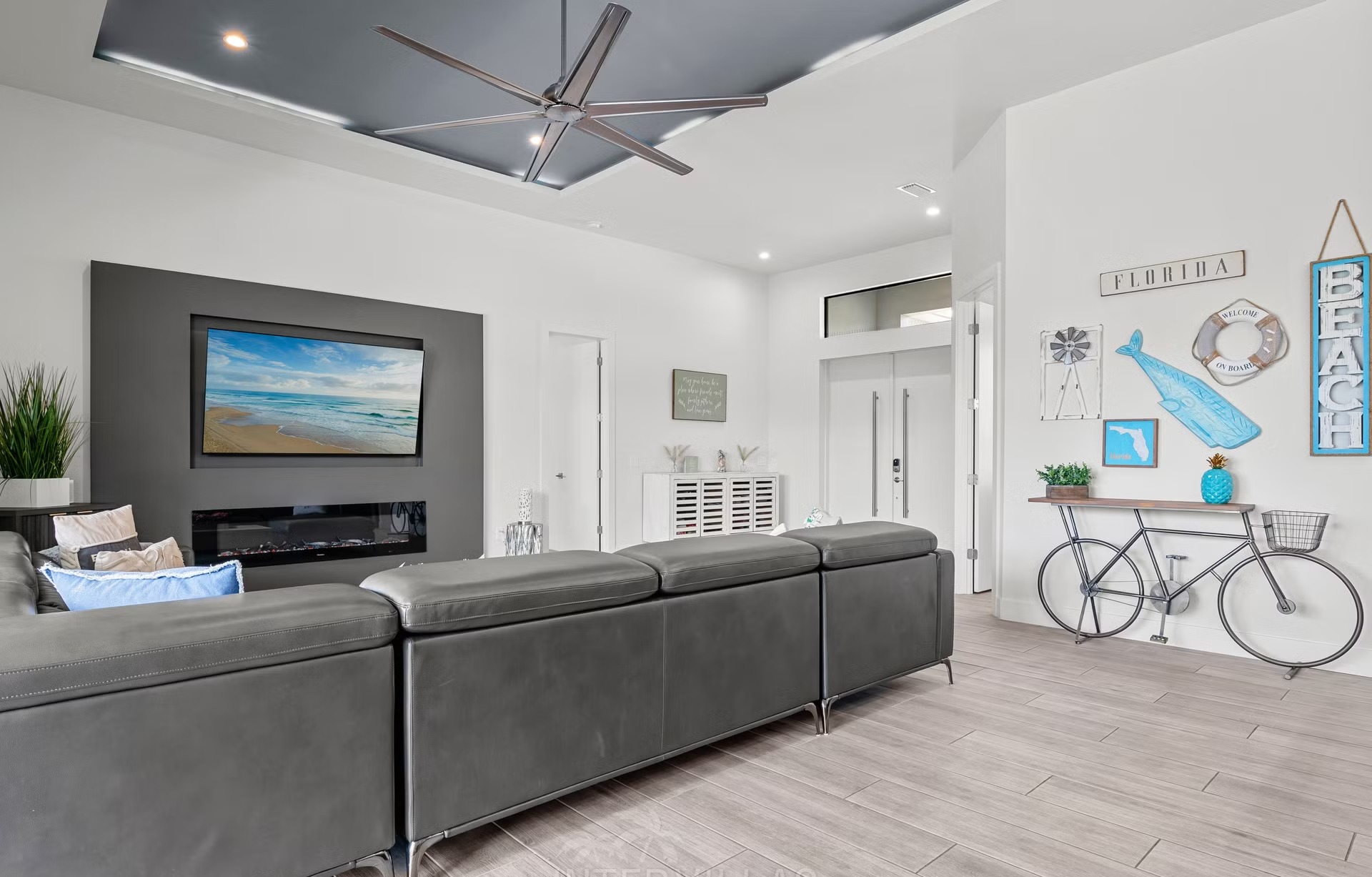 Salzwasserpool auf der Lanai mit Blick auf den Kanal und Outdoorküche.