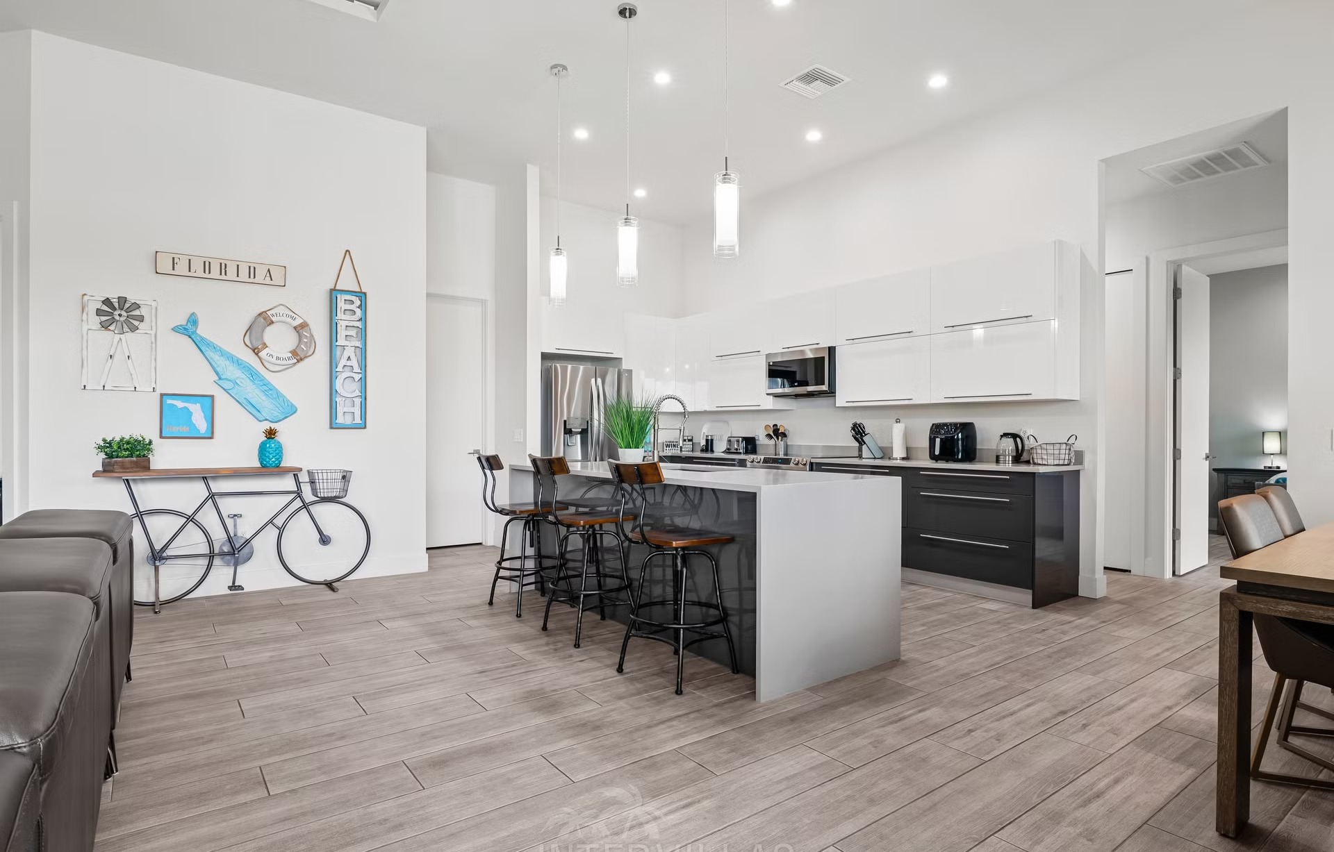 Salzwasserpool mit Liegen und Blick auf den Kanal, überdachte Terrasse mit Outdoorküche.