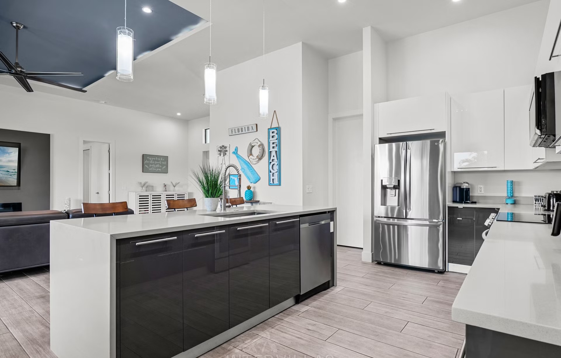 Poolbereich mit Salzwasserpool, Outdoorküche und Blick auf den Kanal.