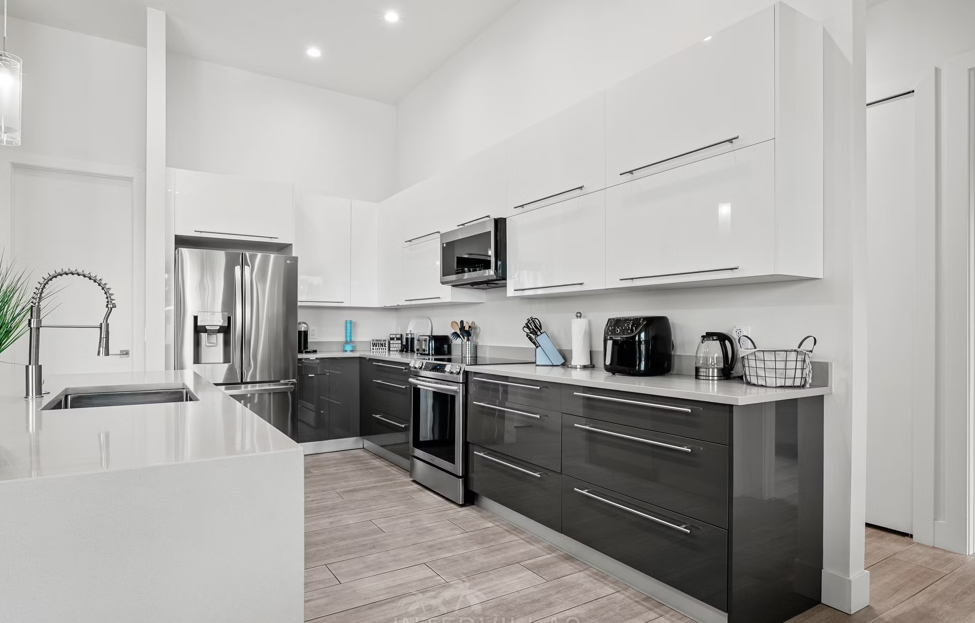 Überdachte Lanai mit Salzwasserpool, Kanalblick und Outdoorküche.