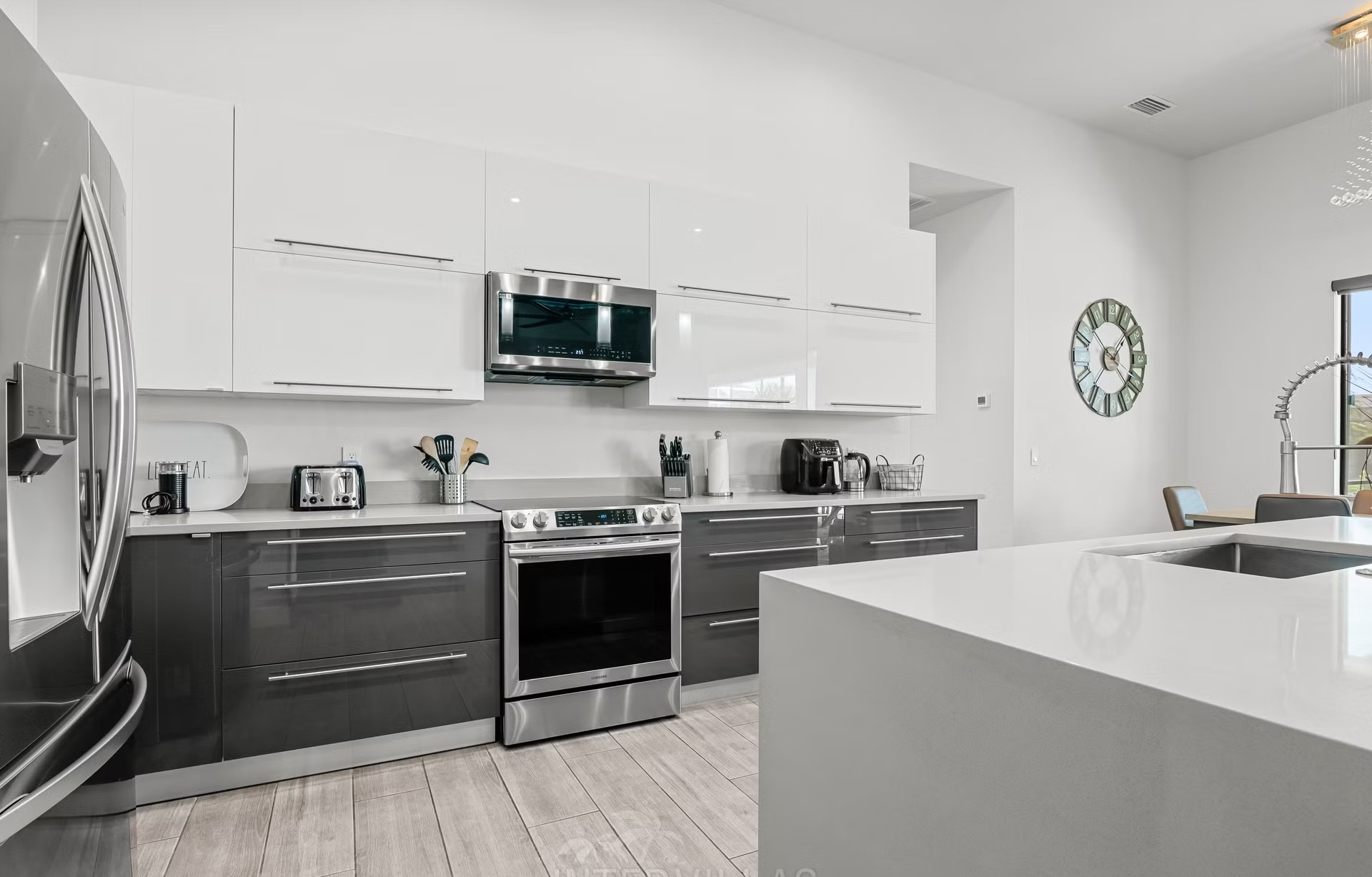 Salzwasserpool mit Blick auf den Kanal und Outdoorküche auf der Lanai.