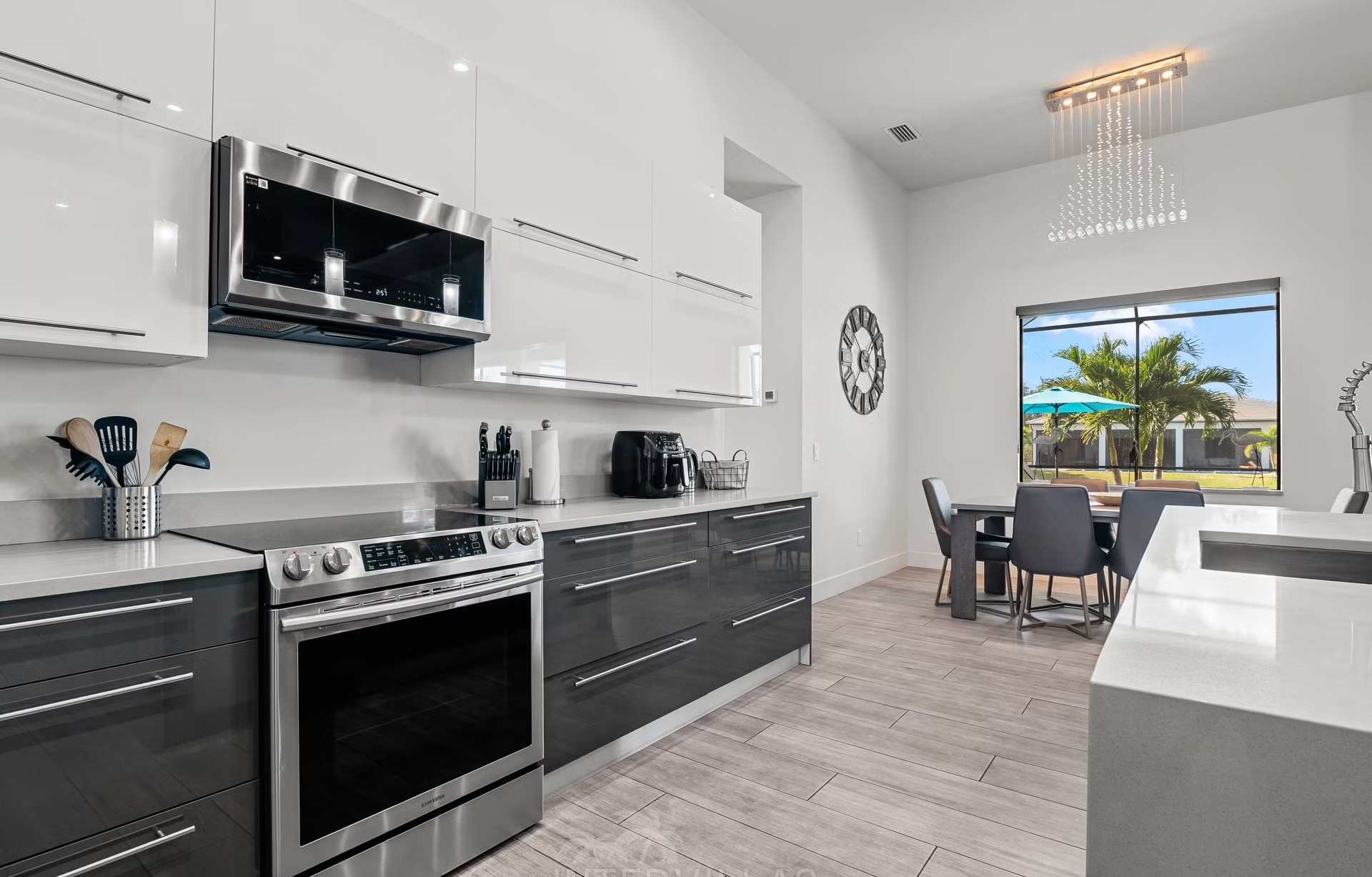 Poolbereich mit Salzwasserpool, Outdoorküche und Blick auf den Kanal.