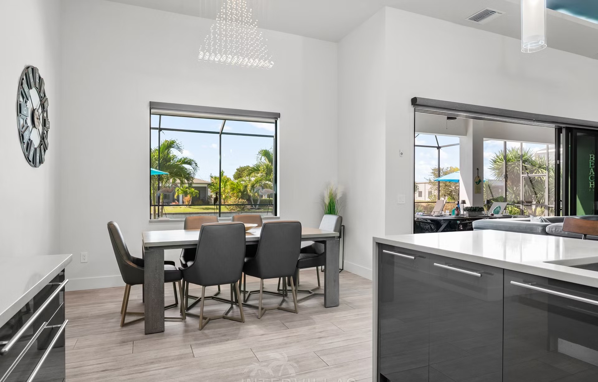 Poolbereich mit Salzwasserpool, Outdoorküche und Blick auf den Kanal.