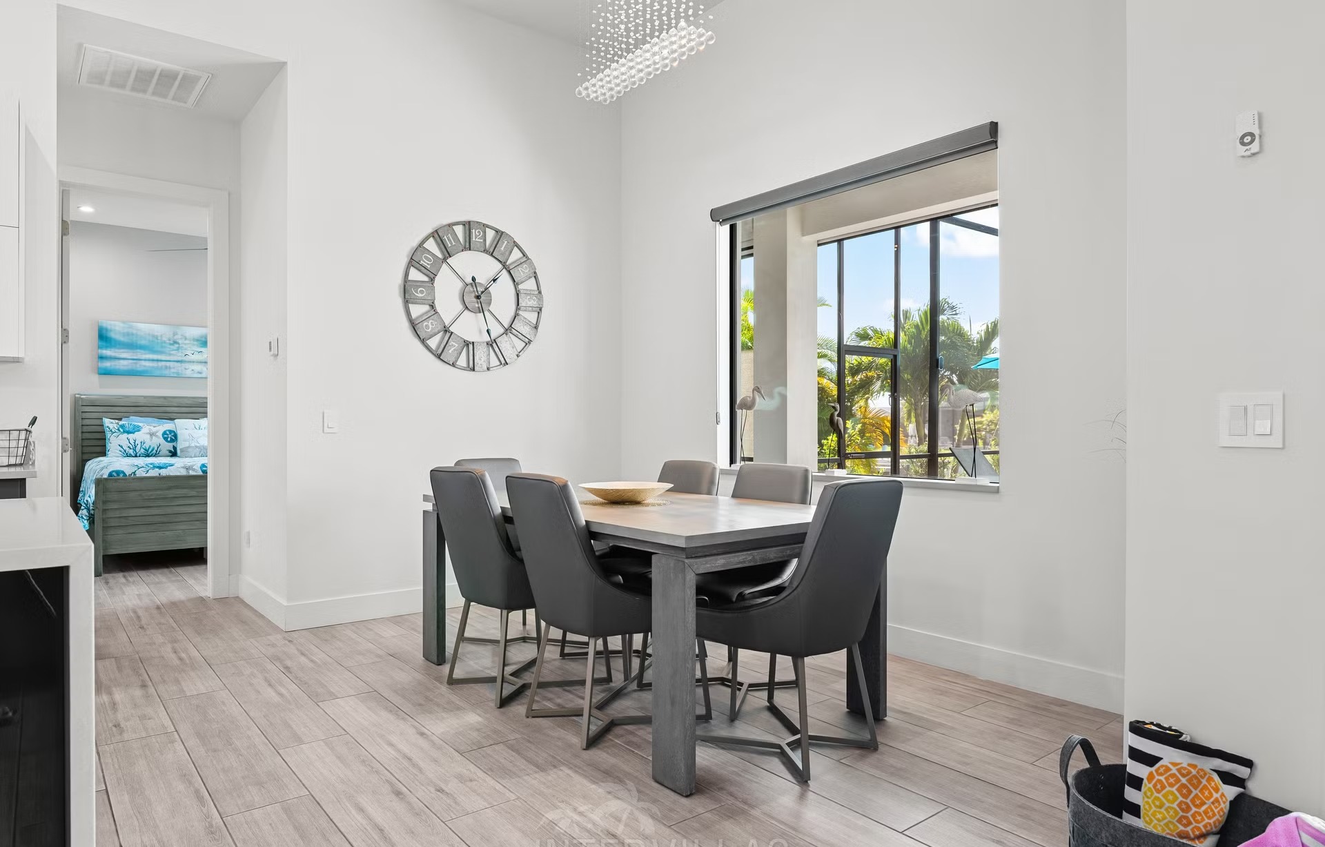 Salzwasserpool mit Lanai, Outdoorküche und Blick auf den Kanal.