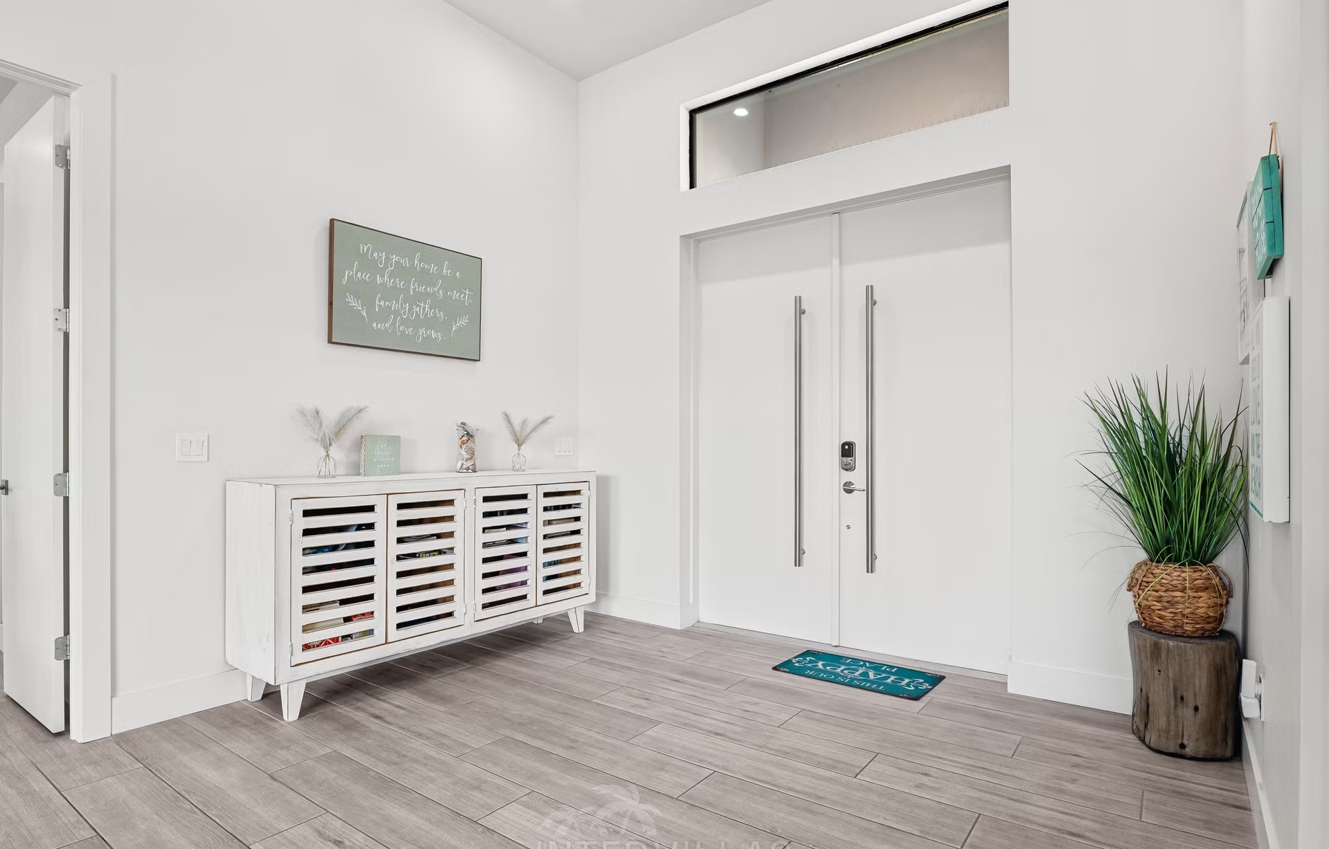 Poolbereich mit Salzwasserpool, Lanai und Blick auf den Kanal mit Outdoorküche.