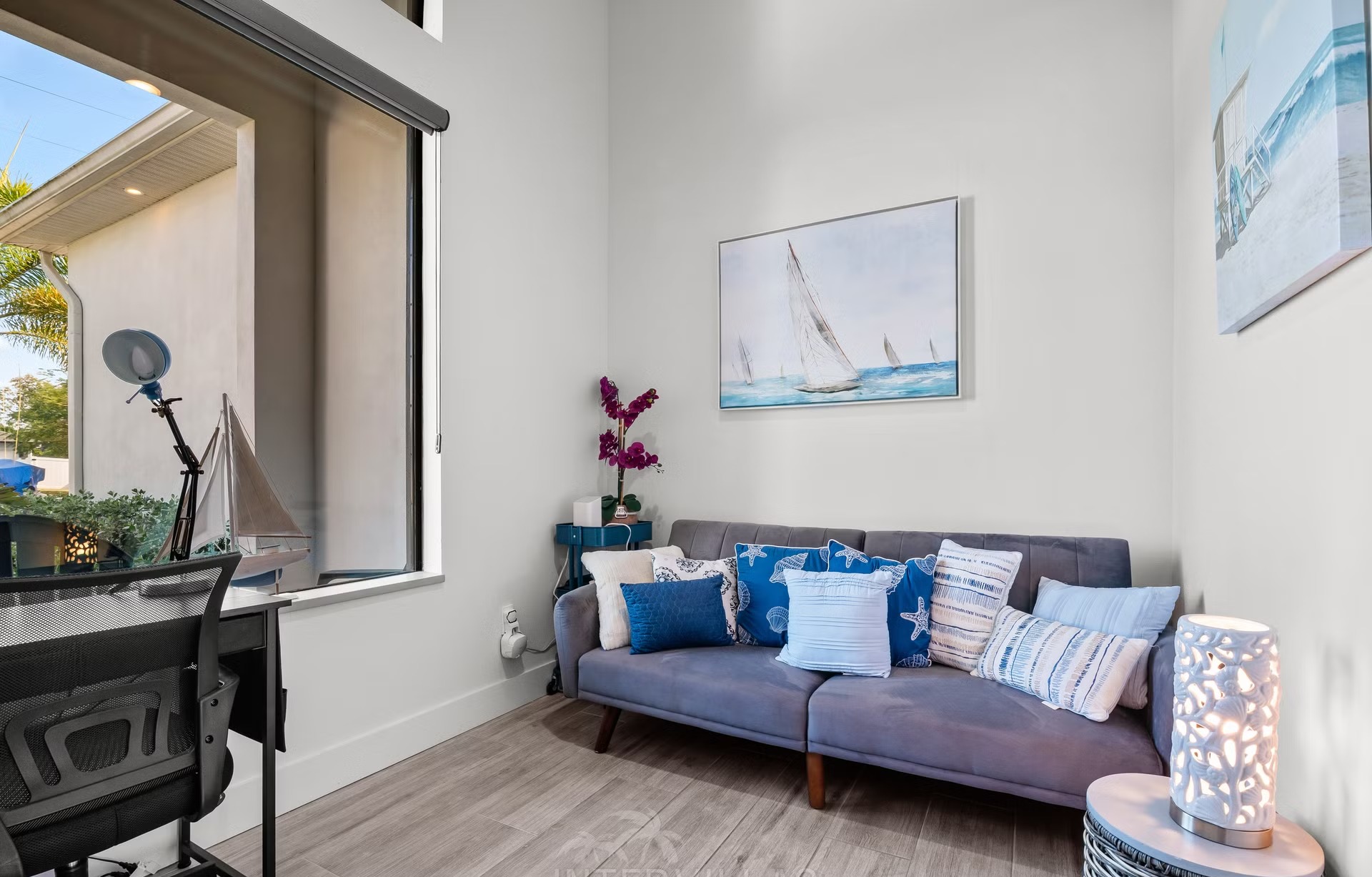 Außenbereich mit Salzwasserpool, Outdoorküche und Blick auf den Kanal.