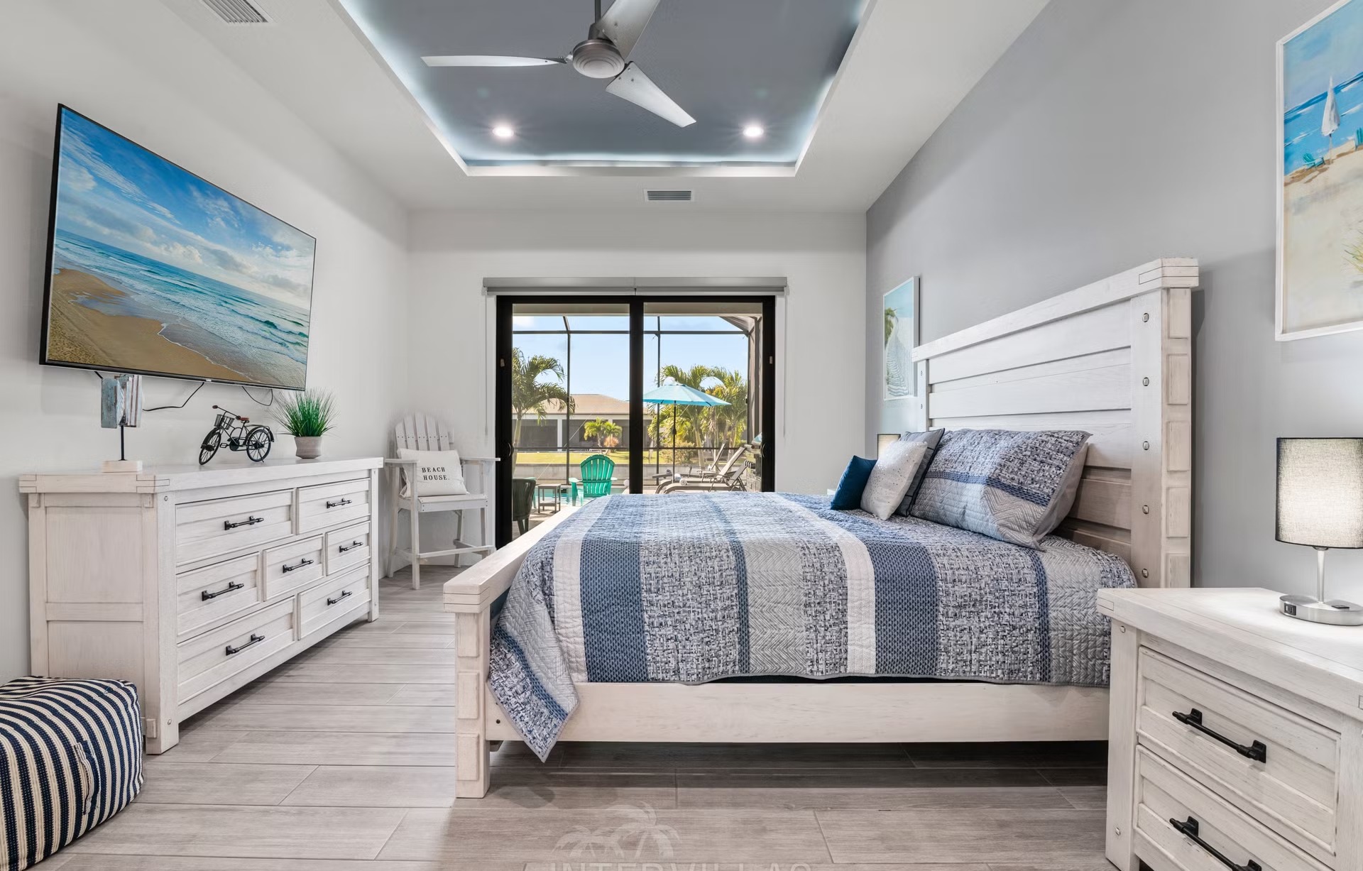 Salzwasserpool auf der Lanai mit Blick auf den Kanal und Outdoorküche.