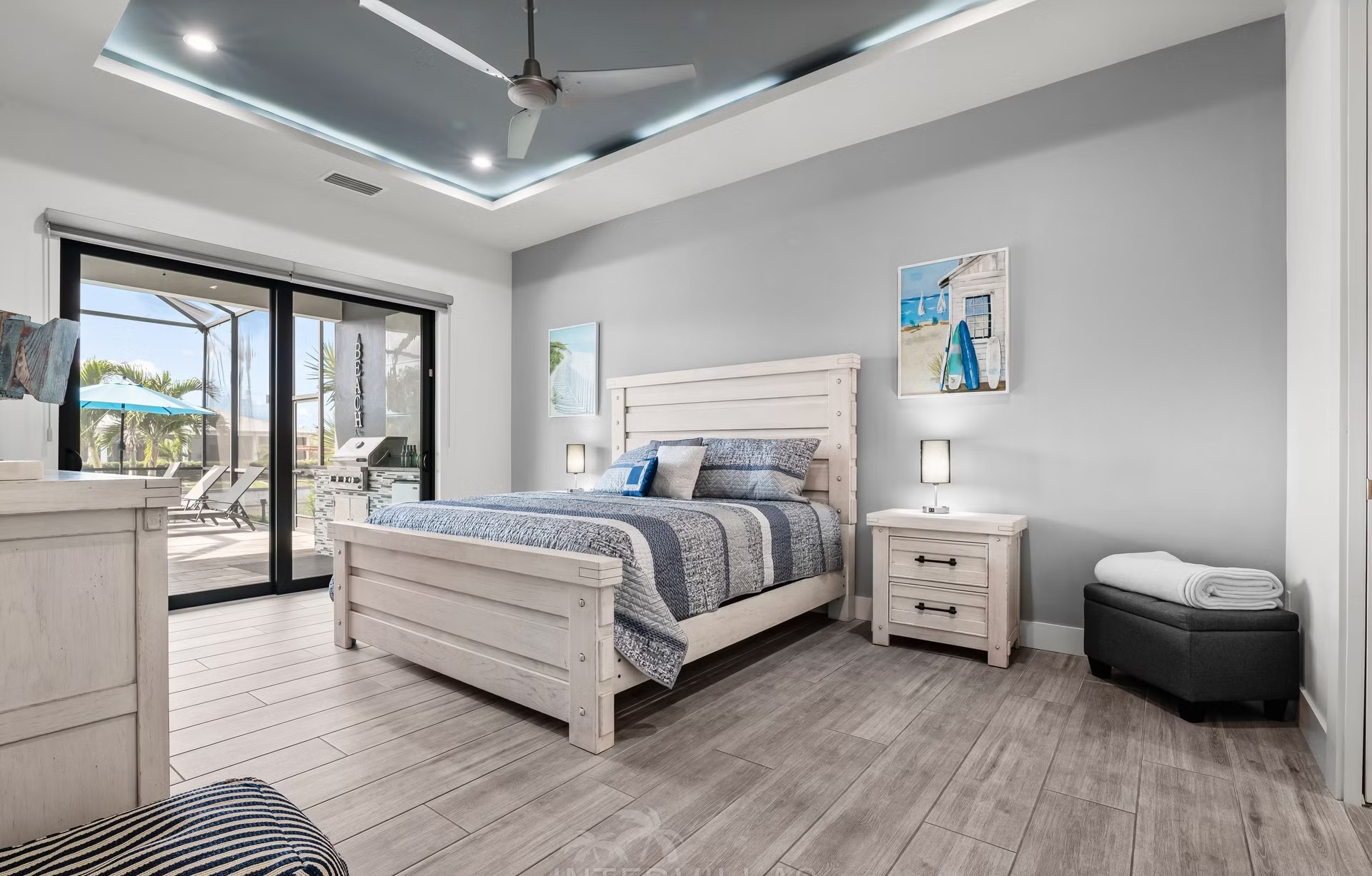 Poolbereich mit Salzwasserpool, Outdoorküche und Blick auf den Kanal.