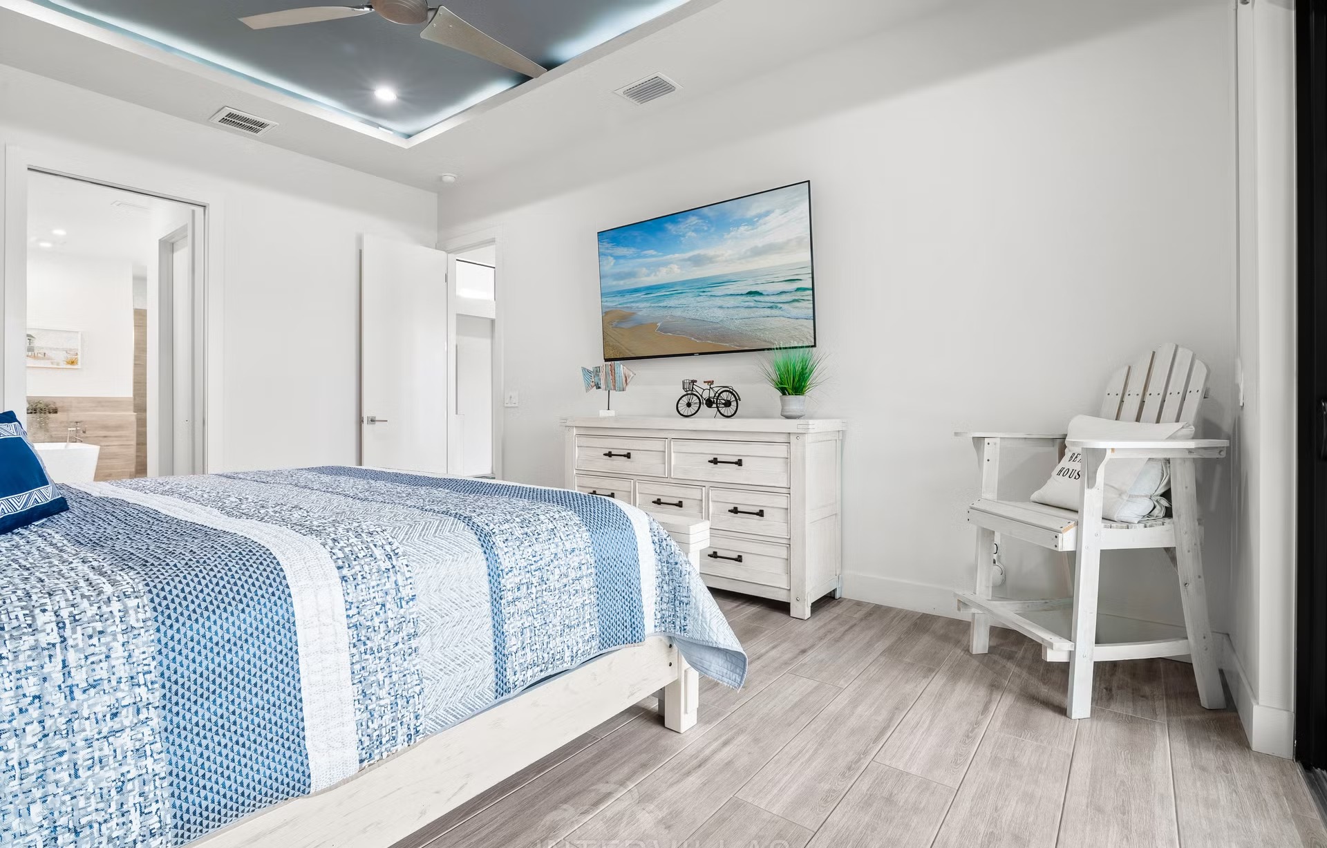 Salzwasserpool mit Terrasse und Outdoorküche am Kanal.