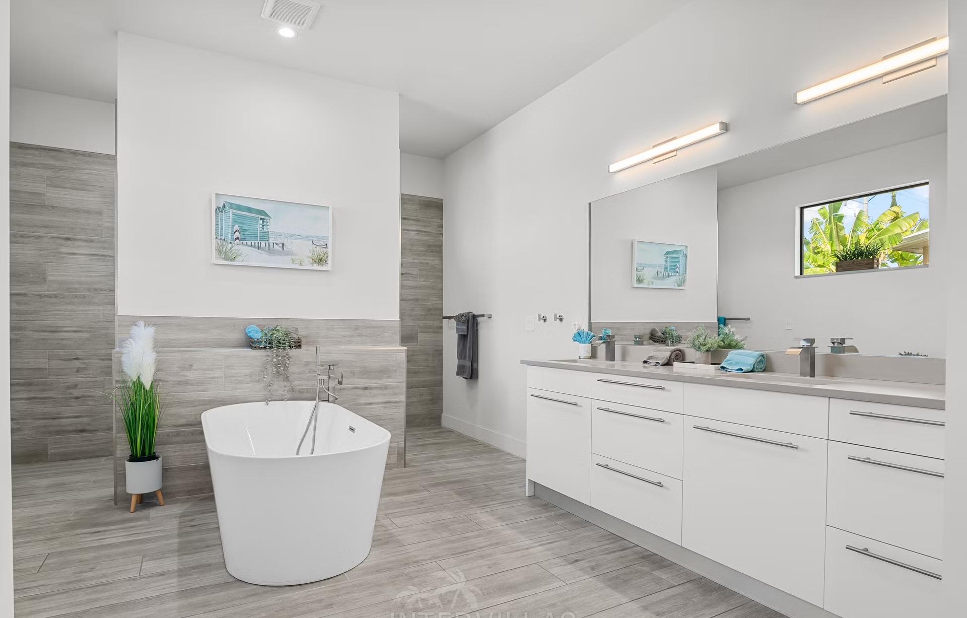 Poolbereich mit Salzwasserpool, Outdoorküche und Blick auf den Kanal.