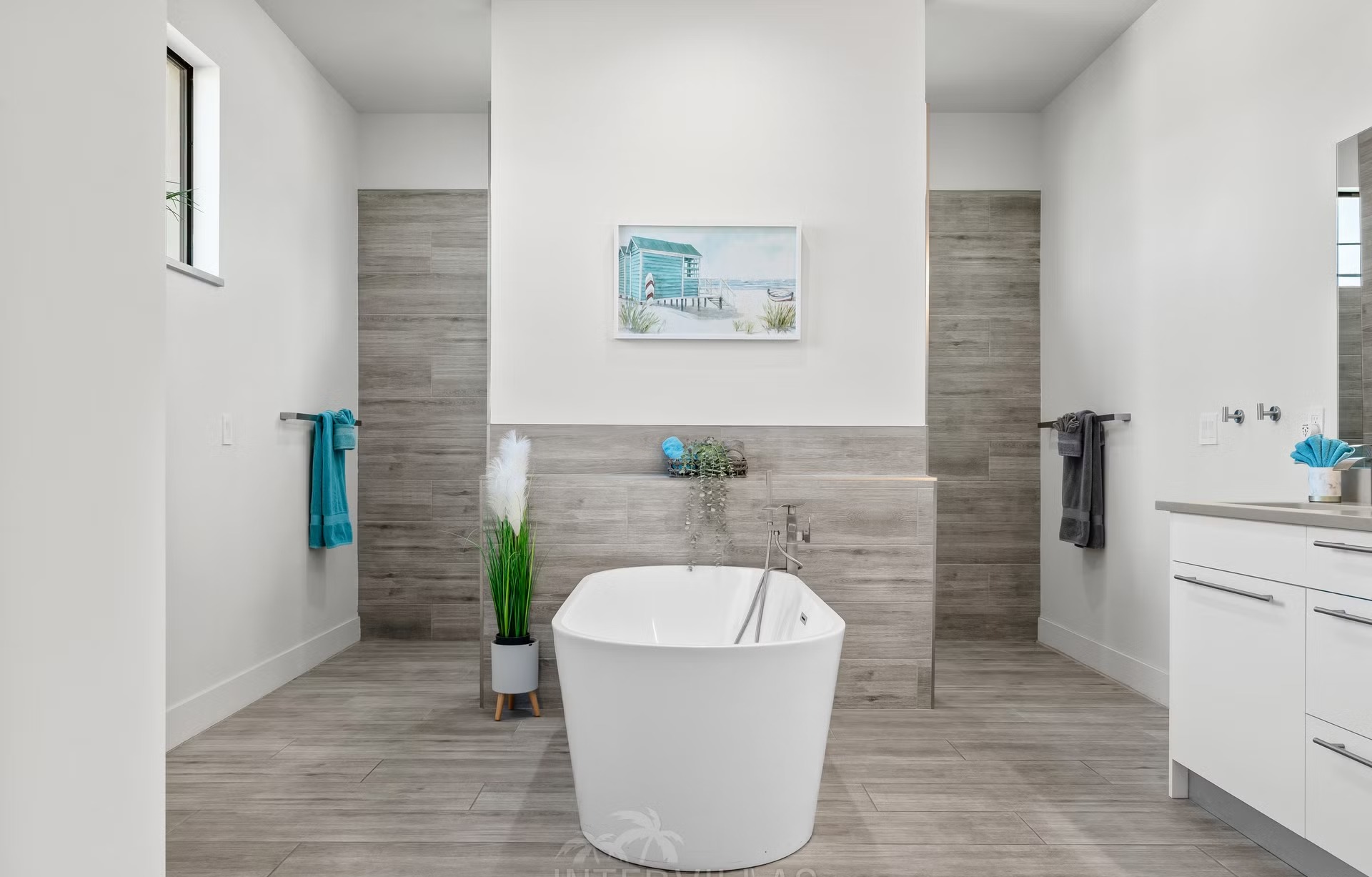 Poolbereich mit Salzwasserpool, Sonnenliegen und Outdoorküche auf der Lanai am Kanal.