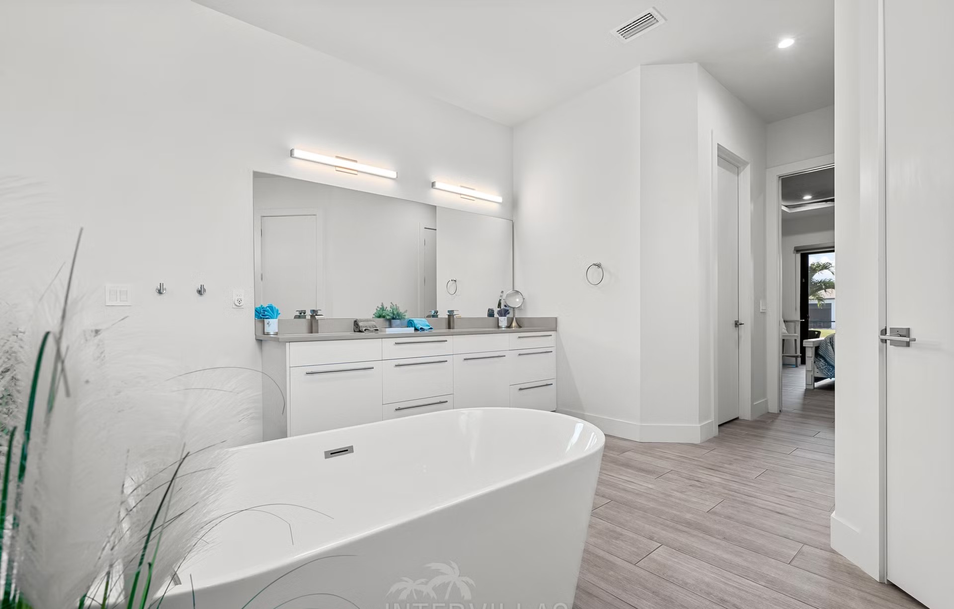 Poolbereich mit Salzwasserpool, Outdoorküche und Blick auf den Kanal.