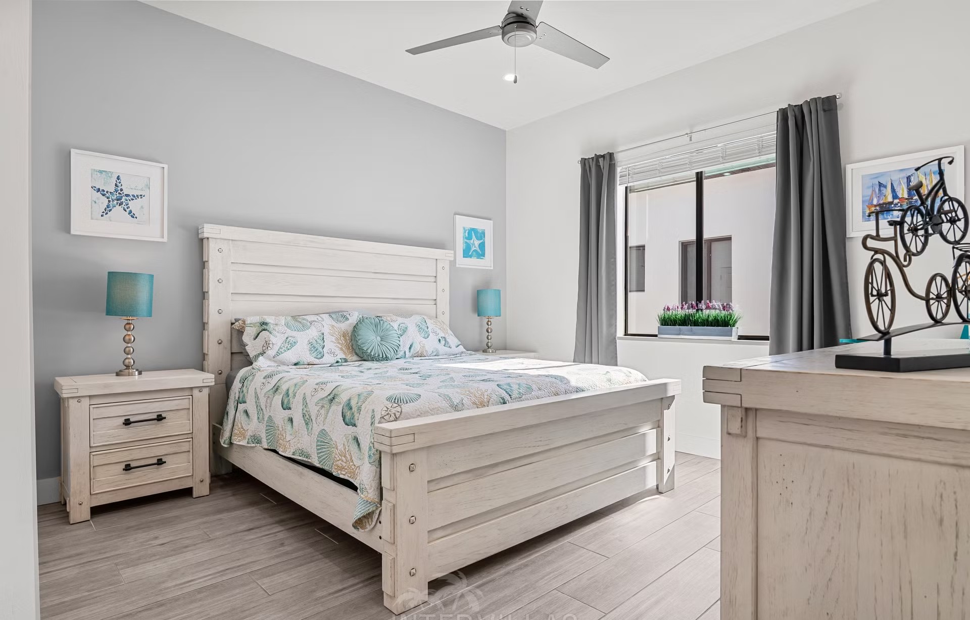 Poolbereich mit Blick auf den Kanal und Outdoorküche auf der Lanai.