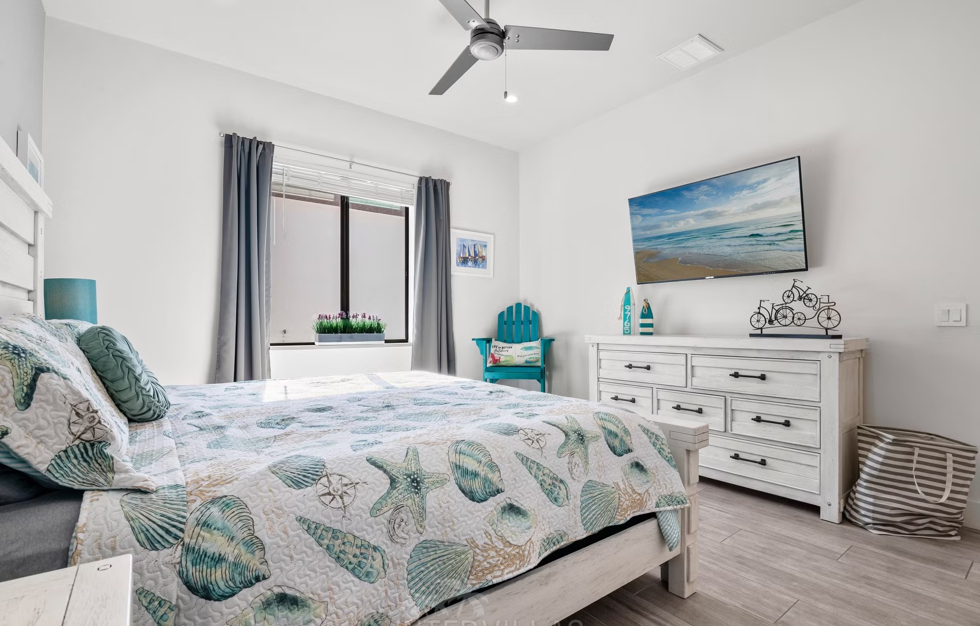 Poolbereich mit Salzwasserpool, Outdoorküche und Blick auf den Kanal.