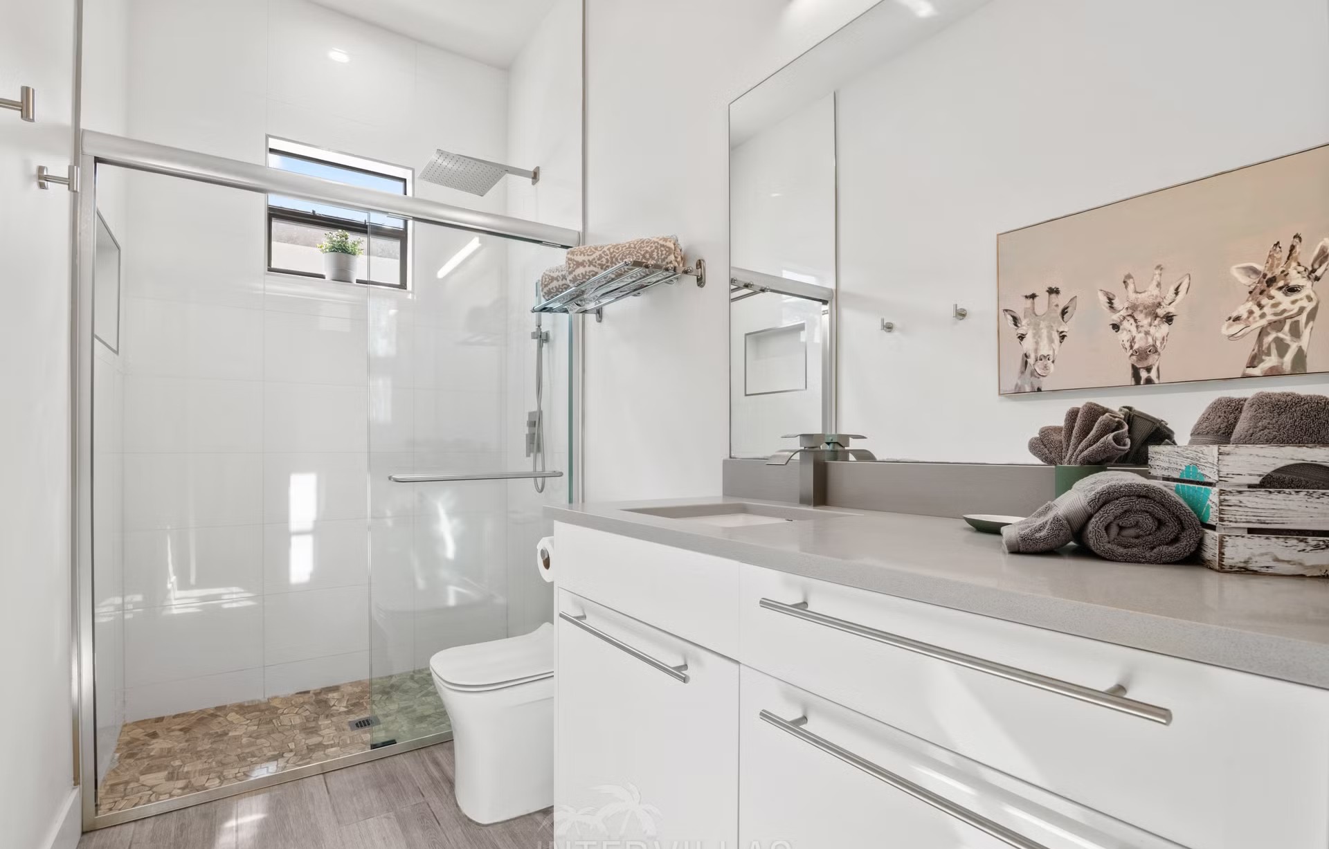 Poolbereich auf der Lanai mit Blick auf den Kanal und integrierter Outdoorküche.