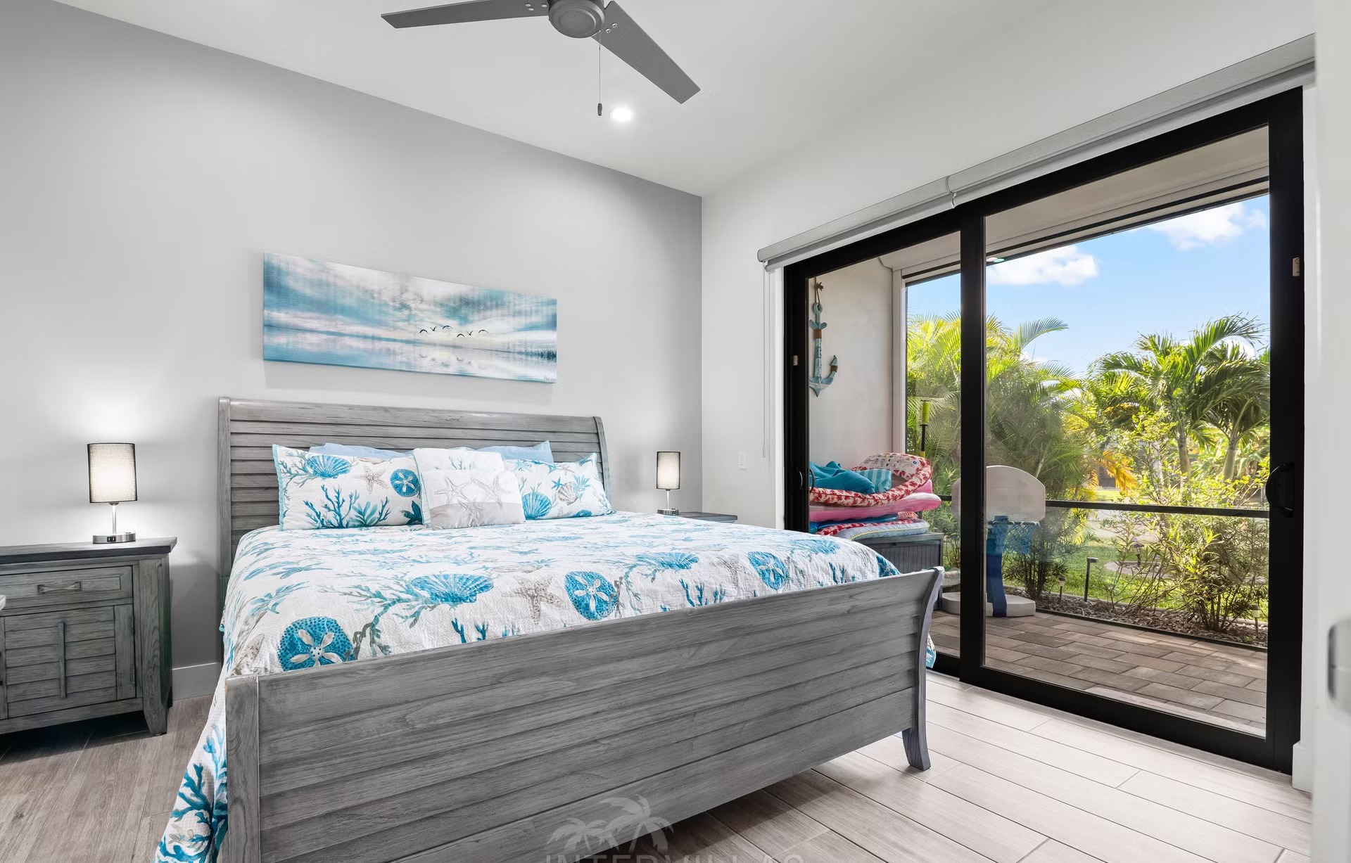 Salzwasserpool mit Blick auf den Kanal und Outdoorküche auf der Lanai.