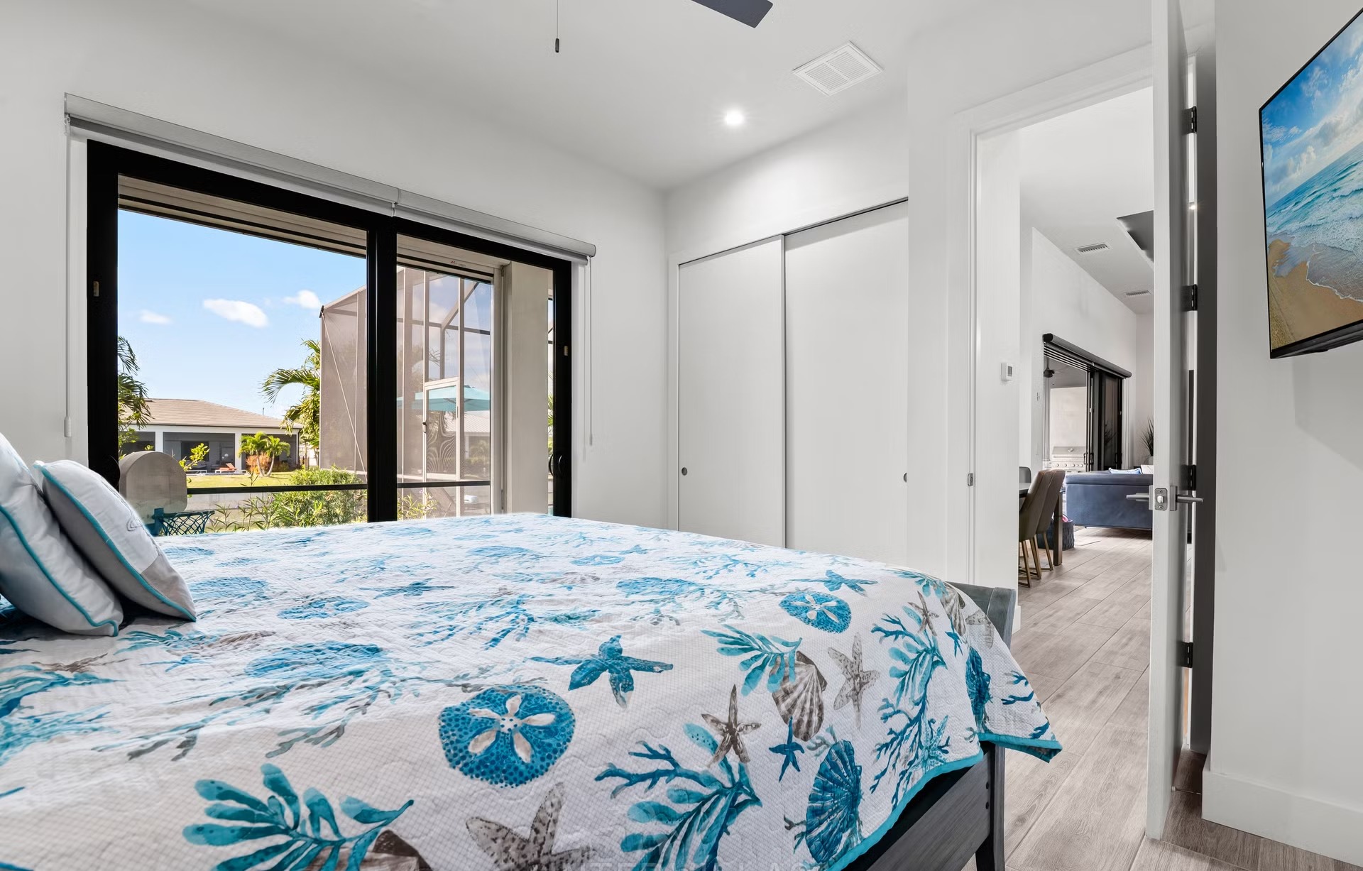 Poolbereich mit Salzwasserpool, Outdoorküche und Blick auf den Kanal