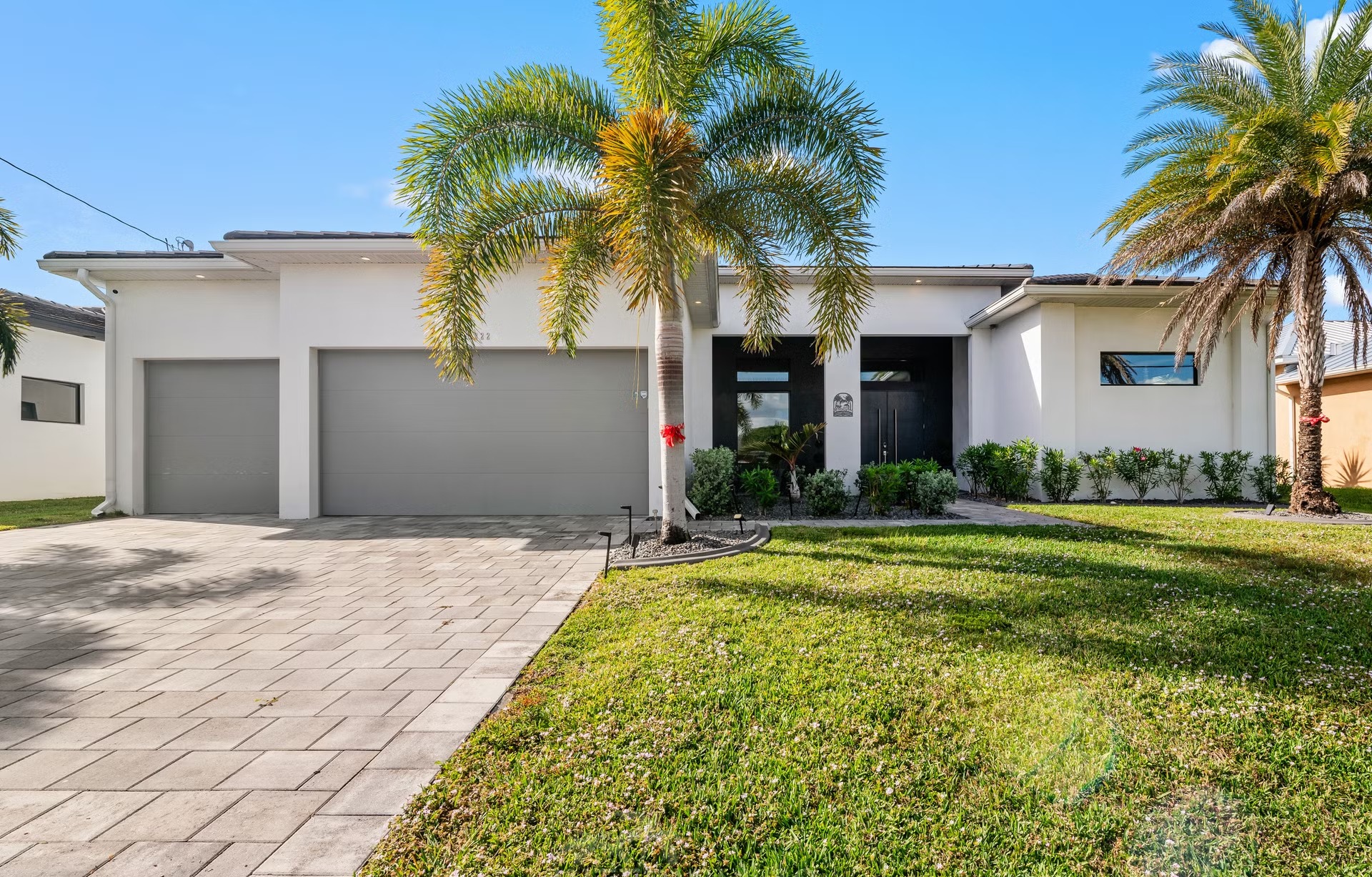 Beheizbarer Salzwasserpool mit Outdoorküche und Blick auf den Kanal.