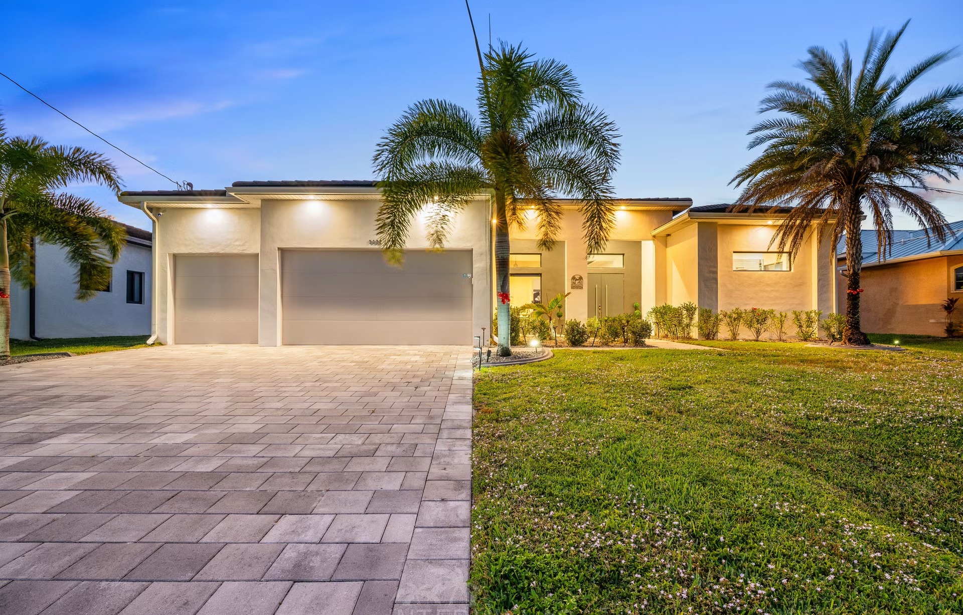Salzwasserpool mit Liegen und Outdoorküche auf der Lanai am Kanal.