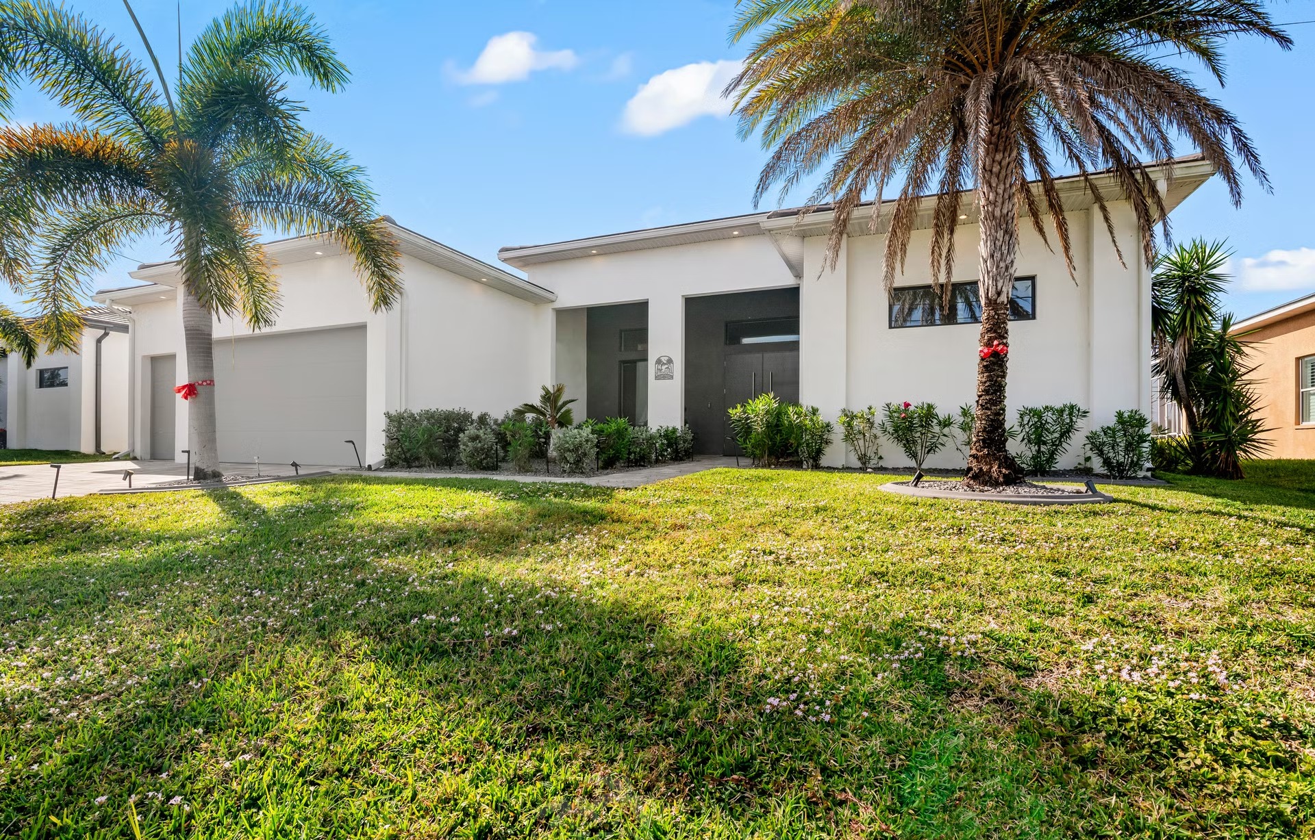 Poolbereich mit Salzwasserpool, Outdoorküche und Blick auf den Kanal.