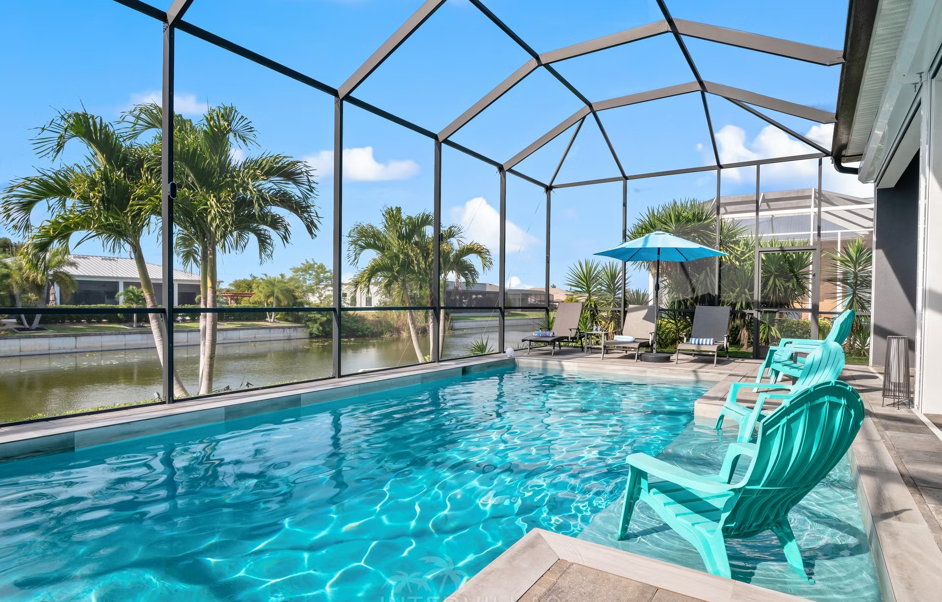 Salzwasserpool mit Lanai, Sitzbereich und Blick auf den Kanal.