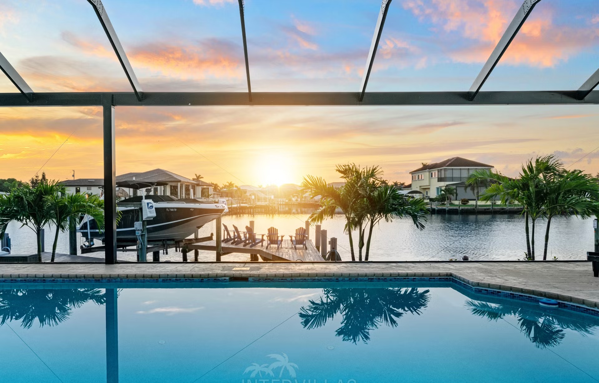 Poolbereich mit Salzwasserpool, Outdoorküche und Blick auf den Kanal.