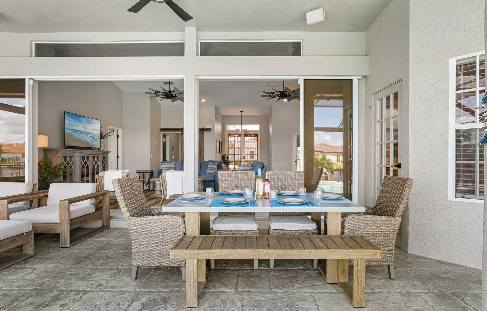 Poolbereich mit Outdoorküche und Blick auf den Kanal