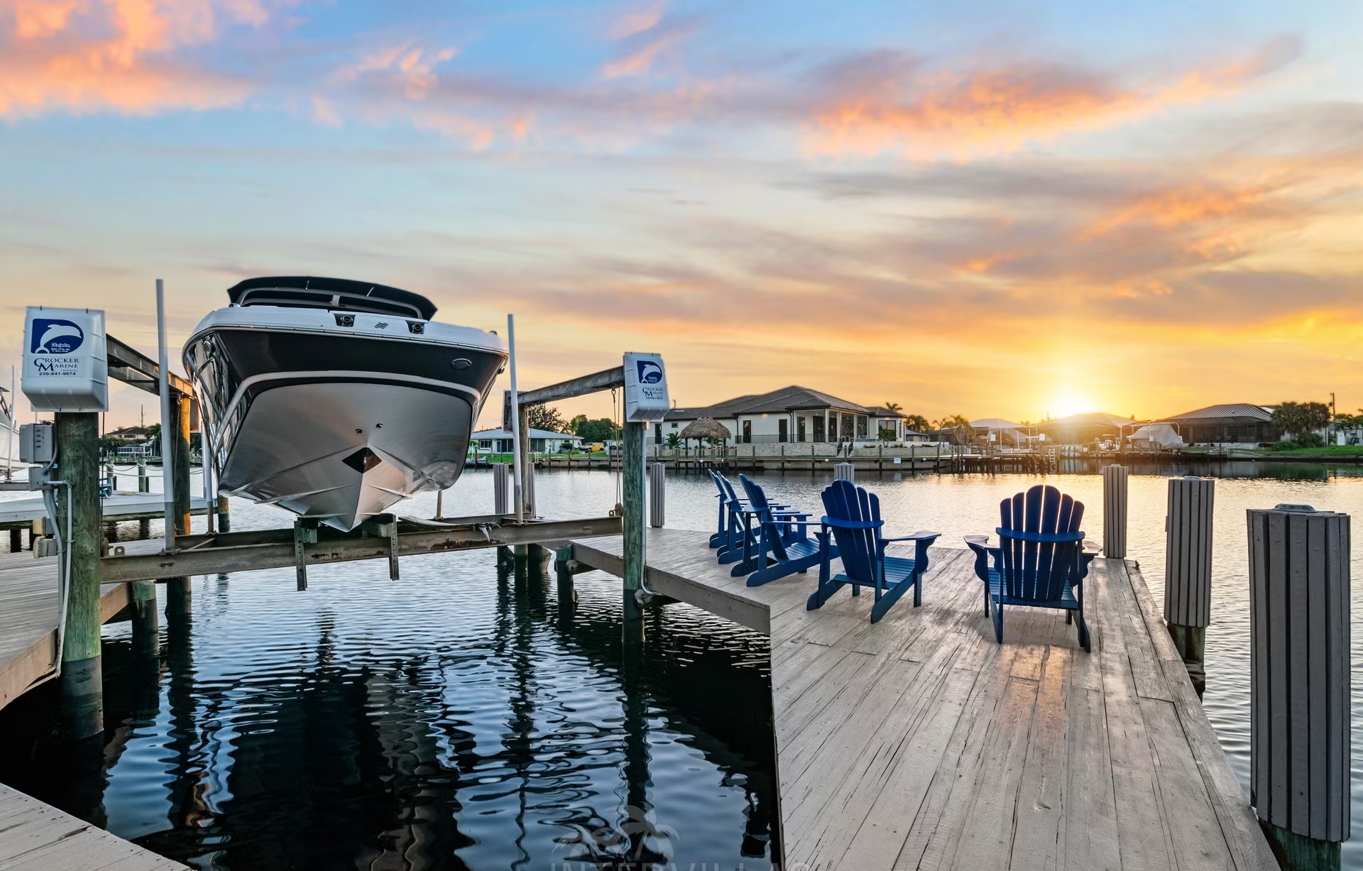 Poolbereich mit Outdoorküche und Blick auf den Kanal.
