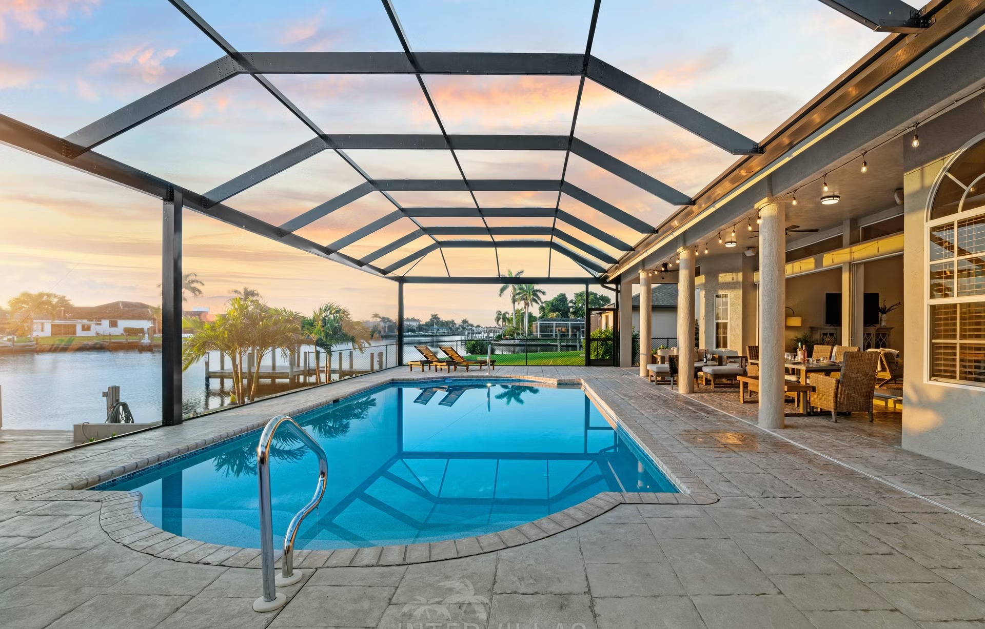 Beheizbarer Salzwasserpool mit Liegen und Blick auf den Kanal.