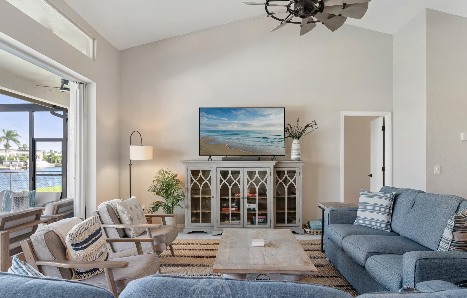 Poolbereich mit Outdoorküche und Blick auf den Kanal.