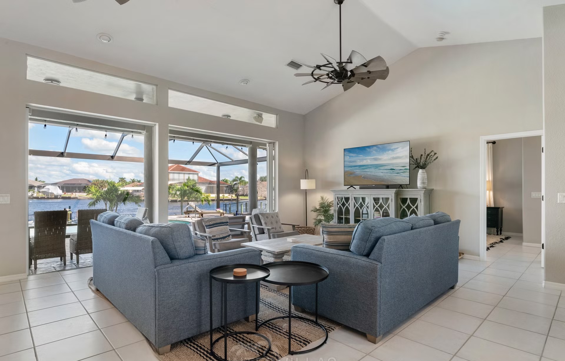 Poolbereich mit Outdoorküche und Blick auf den Kanal.