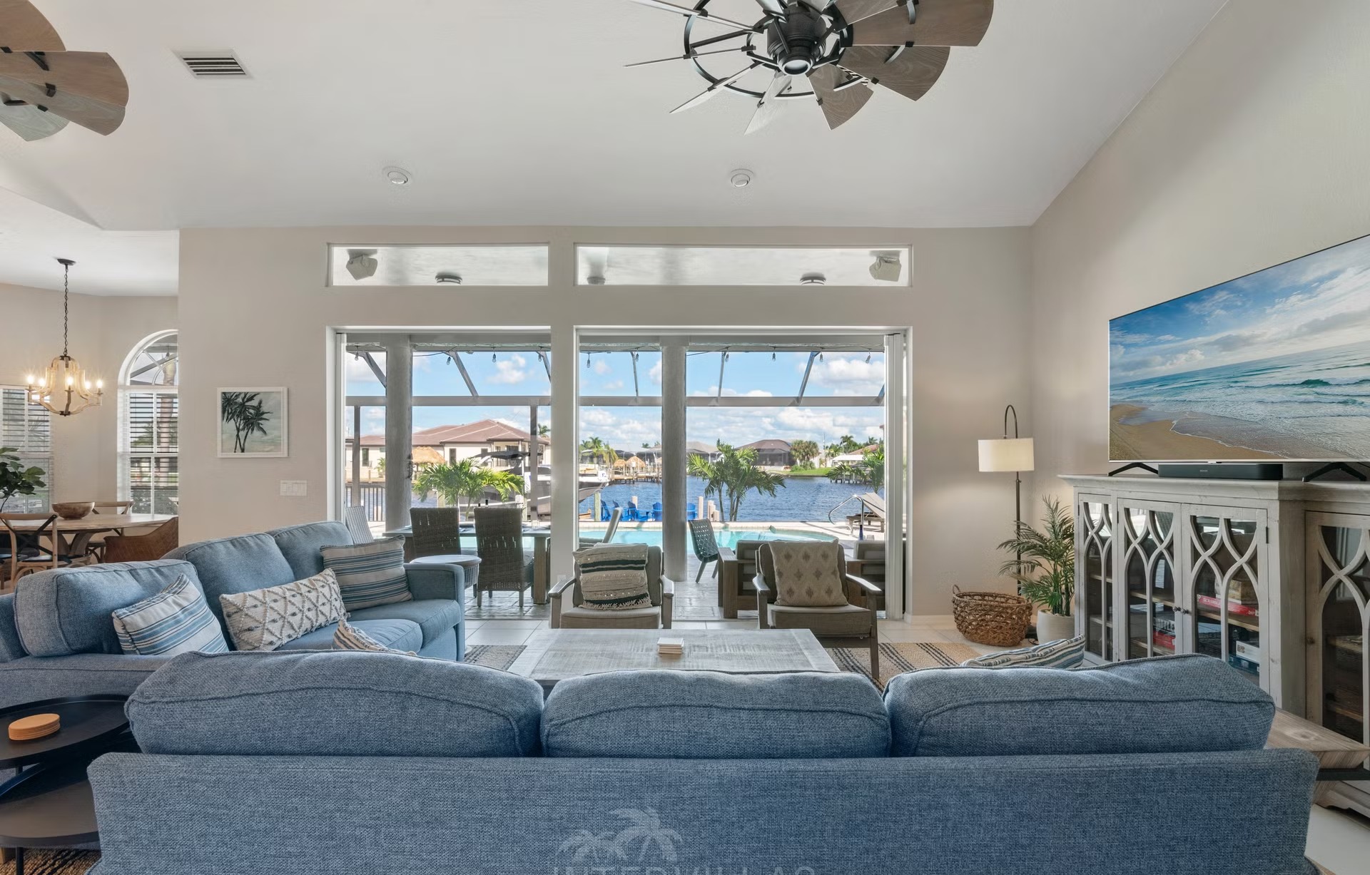 Poolbereich mit Outdoorküche und Blick auf den Kanal.