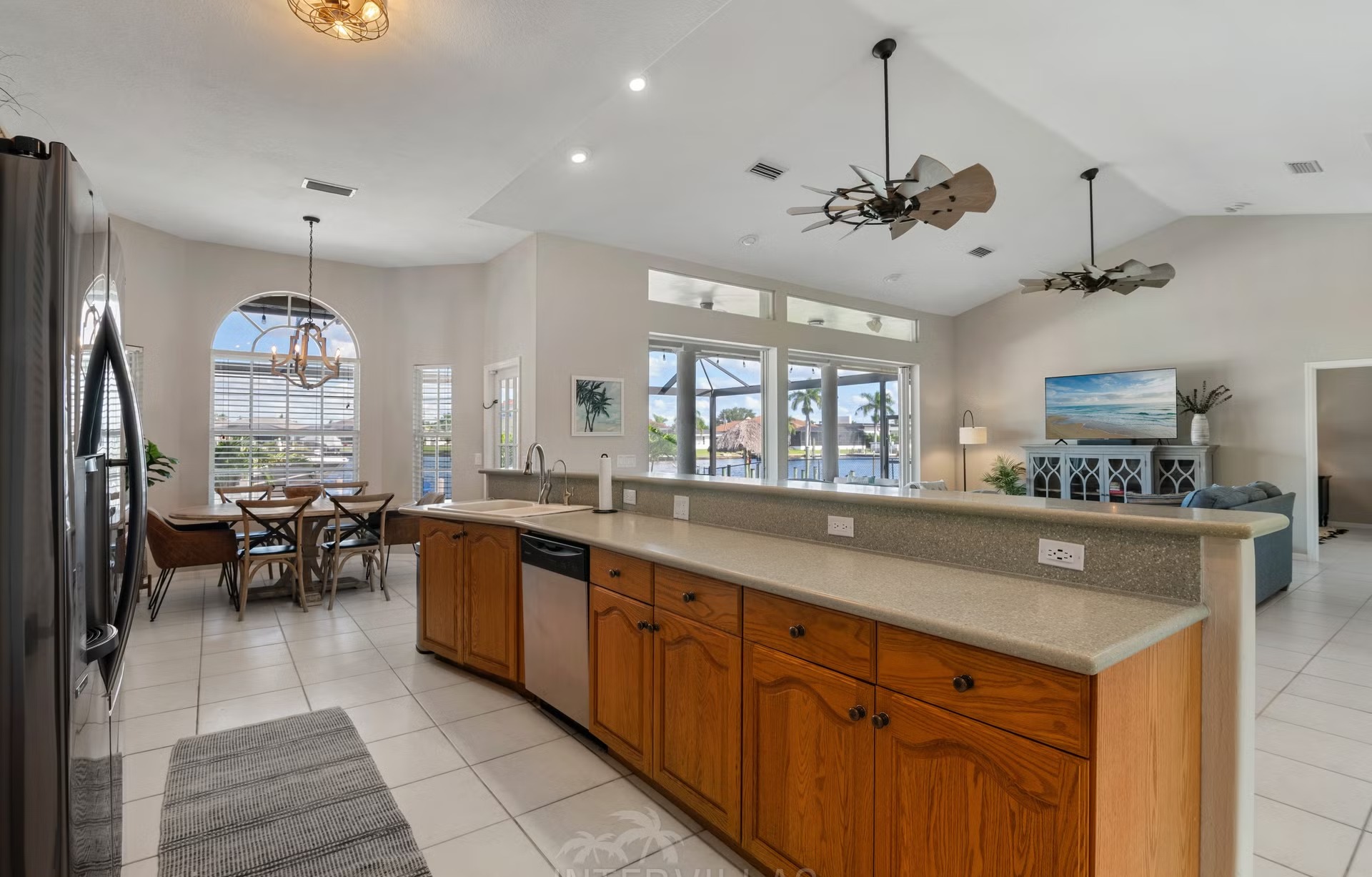 Poolbereich mit Outdoorküche und Blick auf den Kanal.