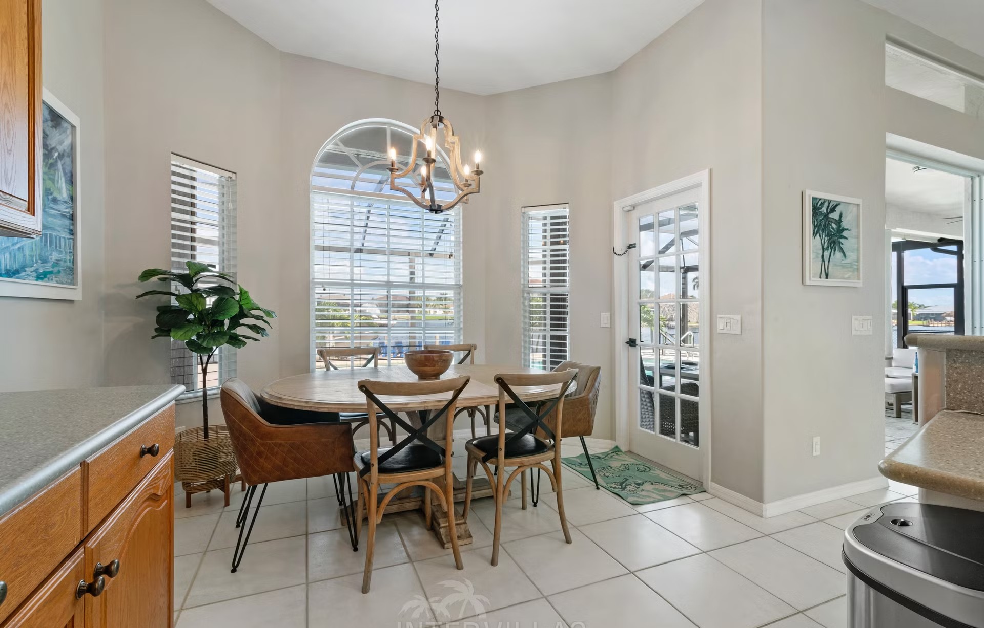 Poolbereich mit Outdoorküche und Blick auf den Kanal.