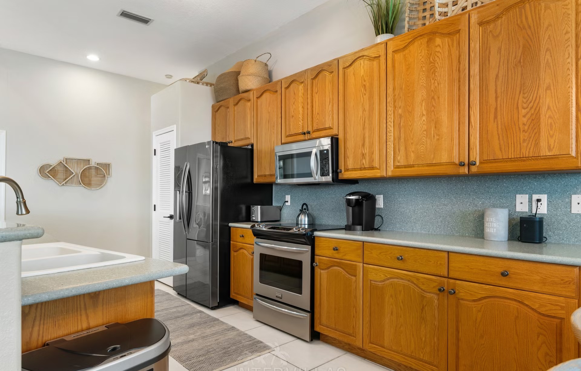 Poolterrasse mit Salzwasserpool, Outdoorküche und Blick auf den Kanal.