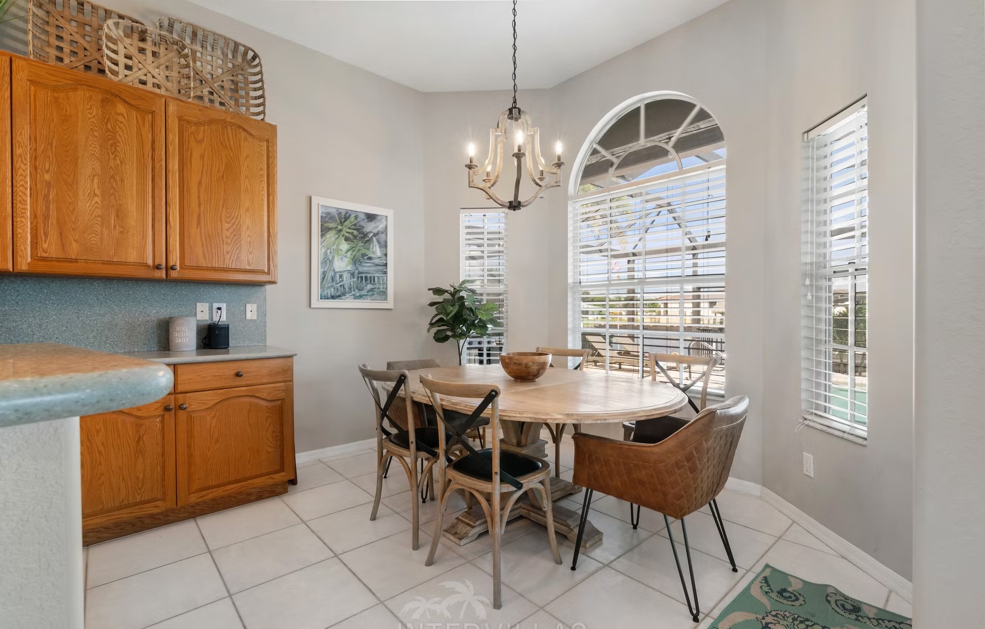 Poolbereich mit Outdoorküche und Blick auf den Kanal.