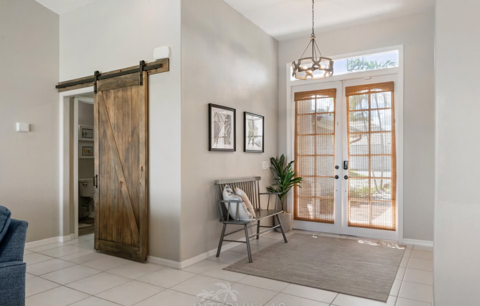 Poolbereich mit Outdoorküche und Blick auf den Kanal.