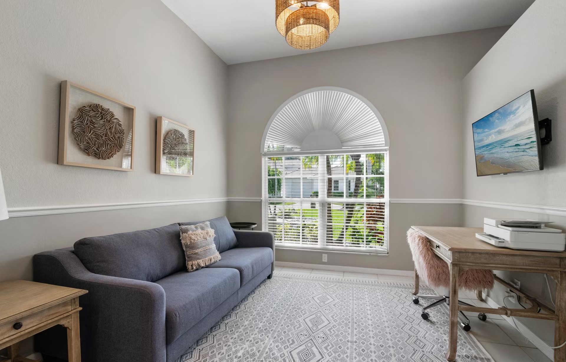 Poolbereich mit Outdoorküche und Blick auf den Kanal.