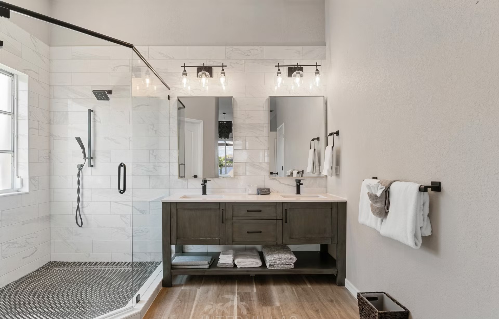 Poolbereich mit Outdoorküche und Blick auf den Kanal.