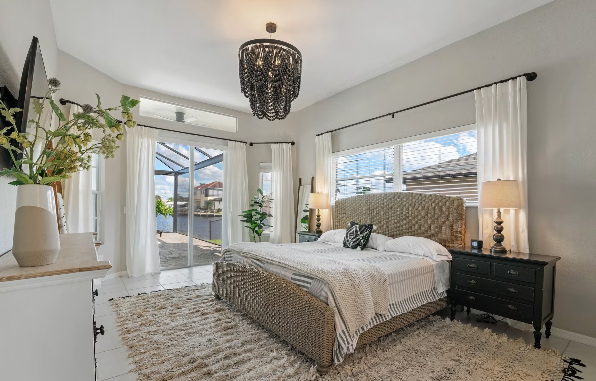 Poolbereich mit Outdoorküche und Blick auf den Kanal.