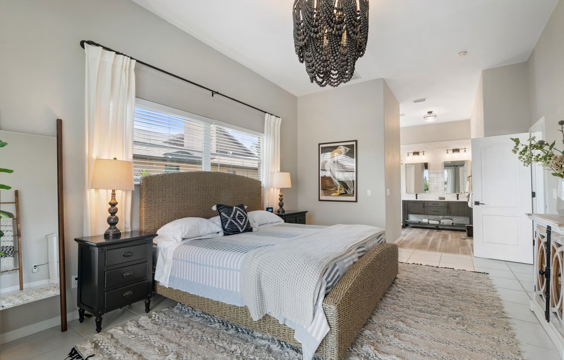 Poolbereich mit Outdoorküche und Blick auf den Kanal.