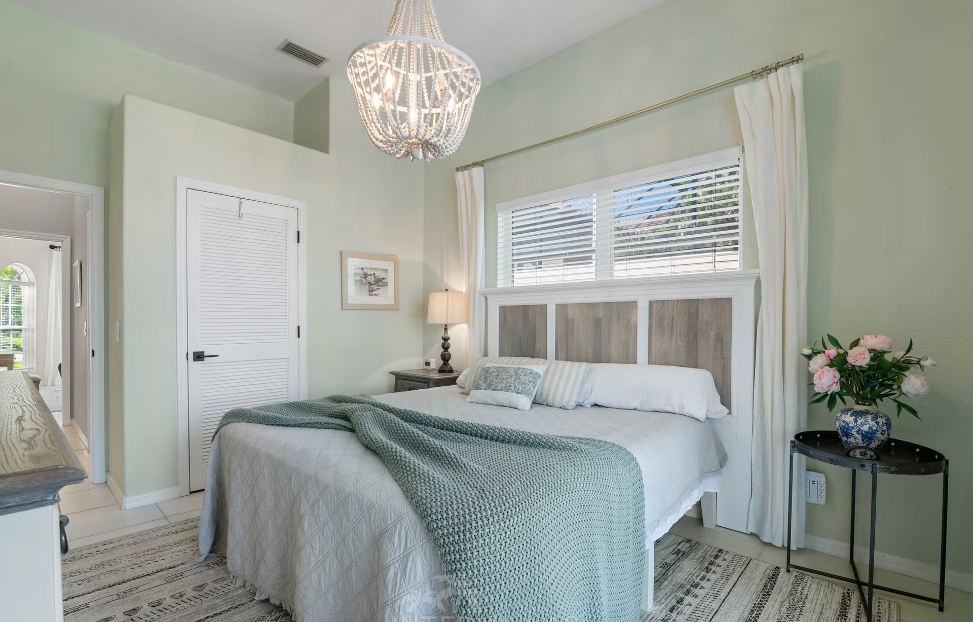 Poolbereich mit Outdoorküche und Blick auf den Kanal.