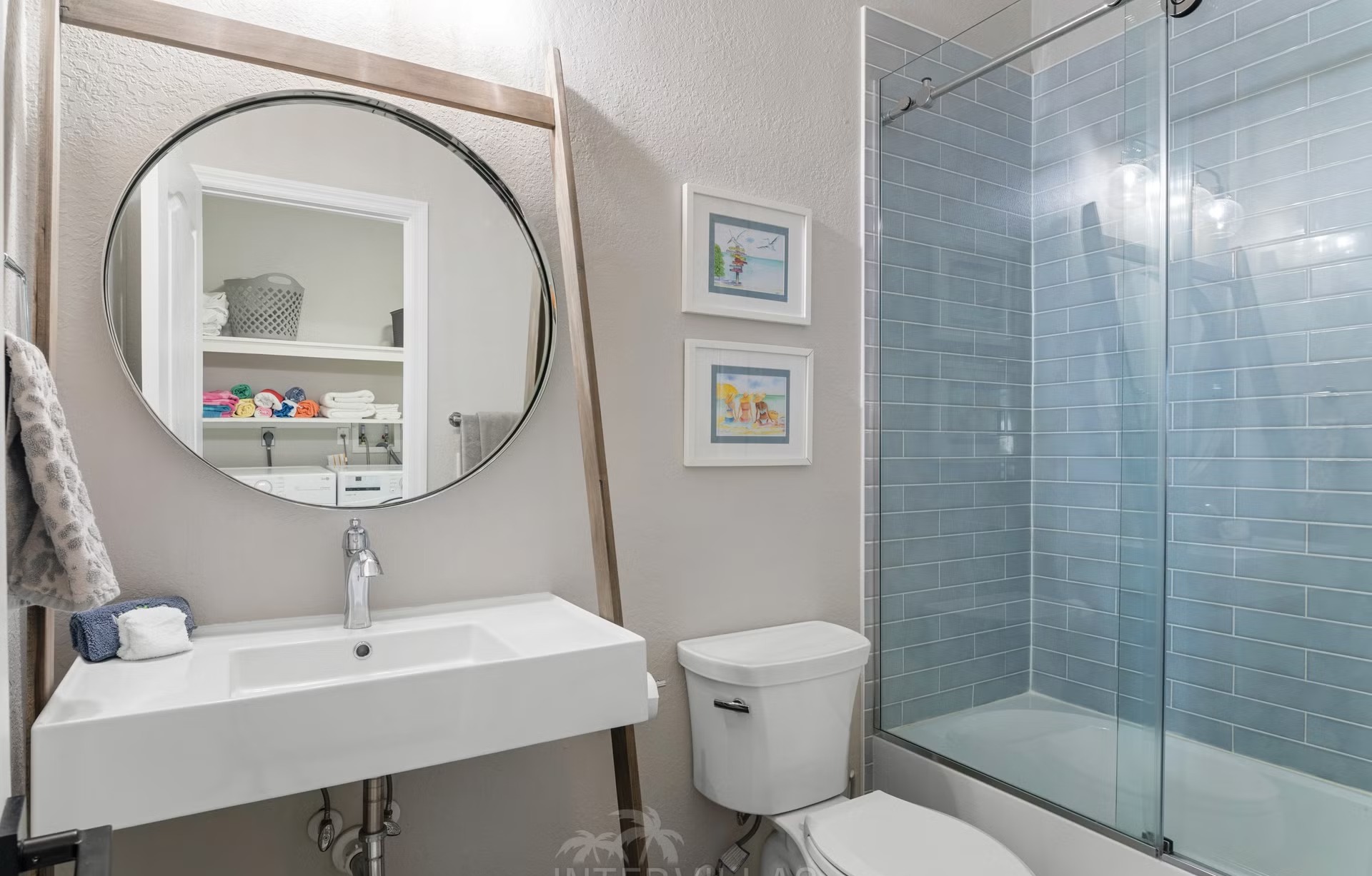 Poolbereich mit Outdoorküche und Blick auf den Kanal.