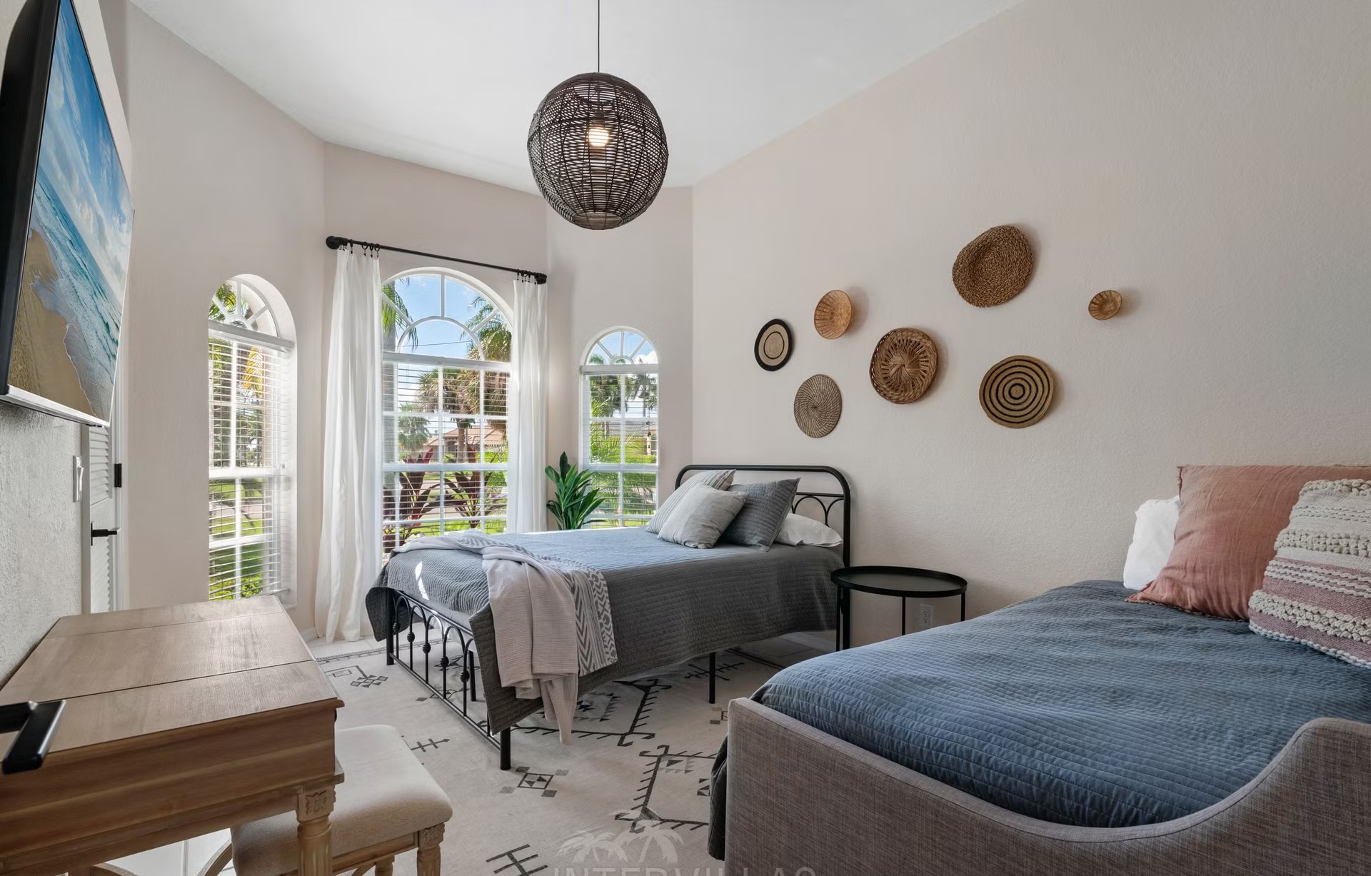 Poolbereich mit Outdoorküche und Blick auf den Kanal bei Sonnenuntergang.